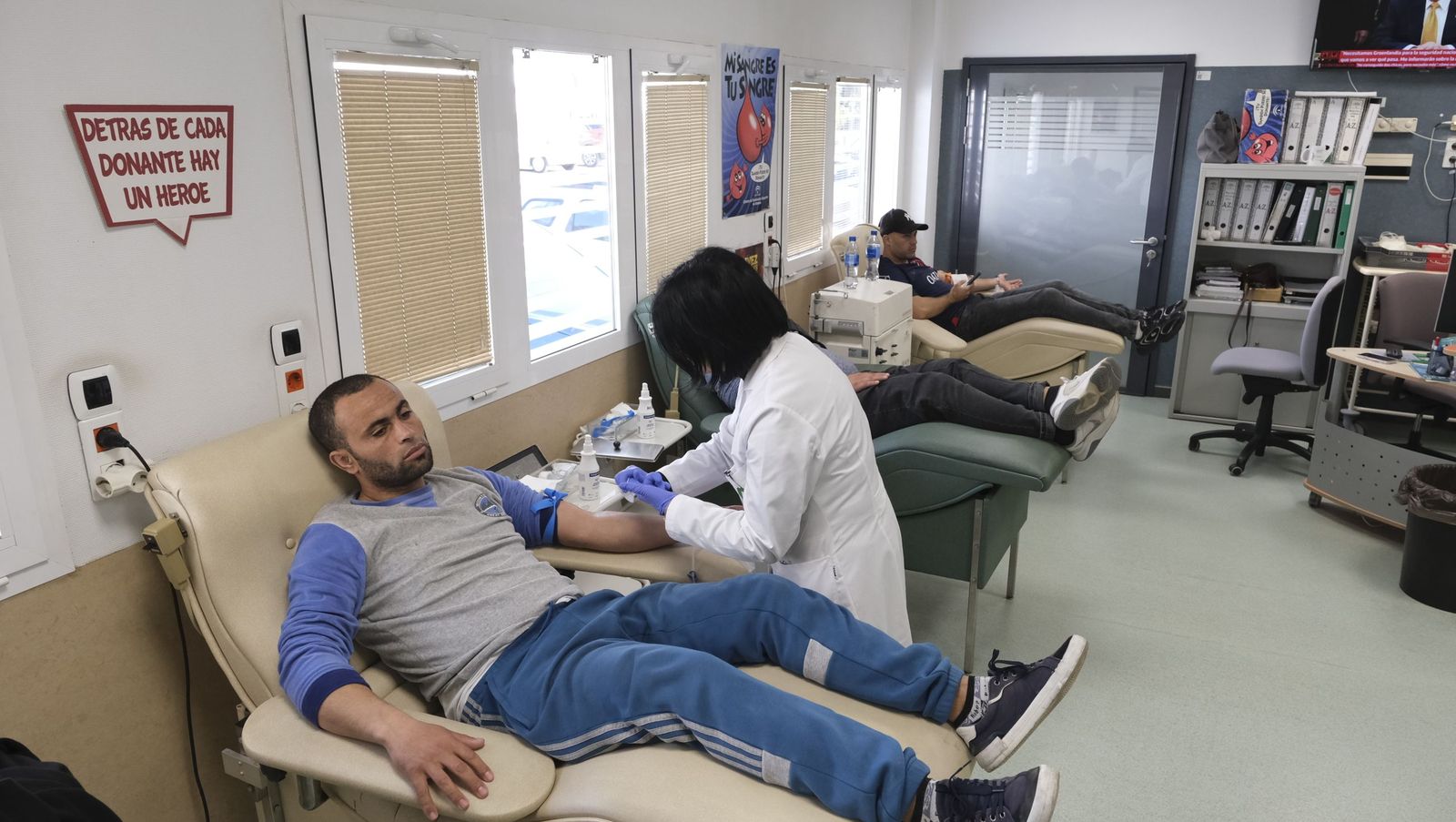 Haz una buena obra y dona sangre, te esperan en el Hospital Torrecárdenas, en imágenes