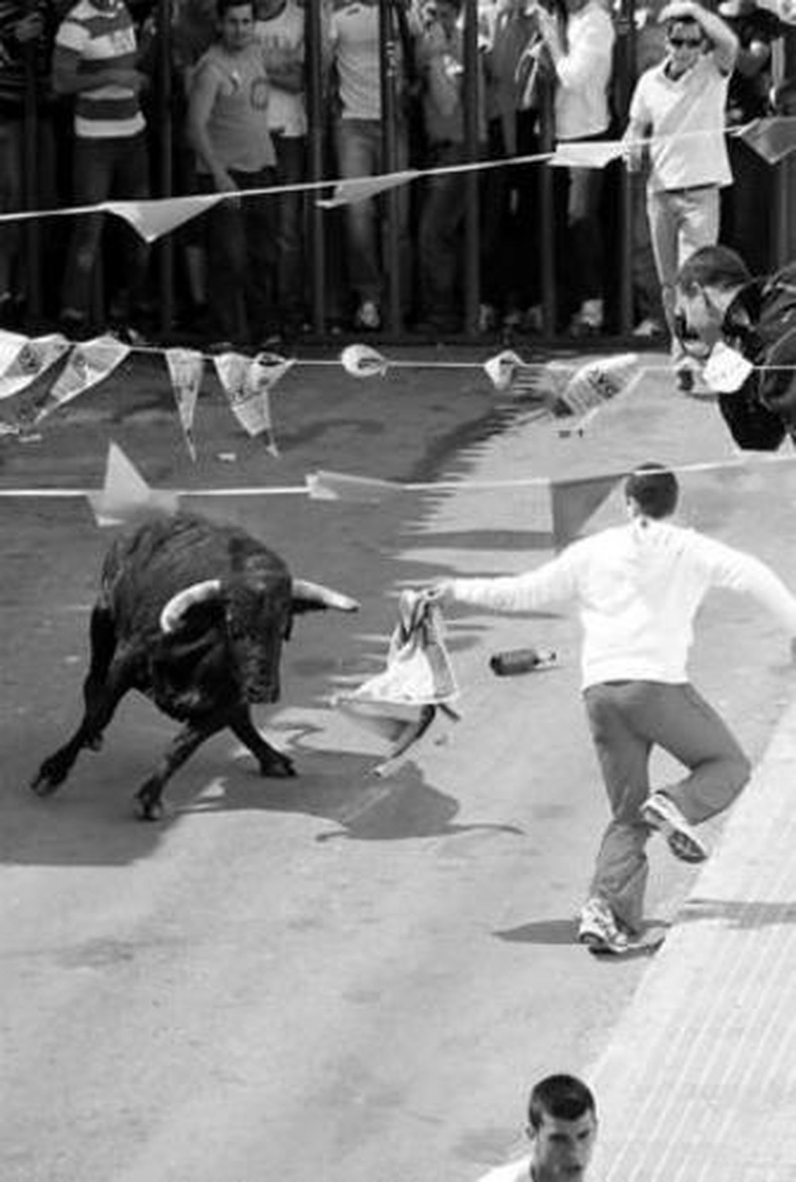 Un joven burla a uno de los astados soltados ayer en Benalup.
