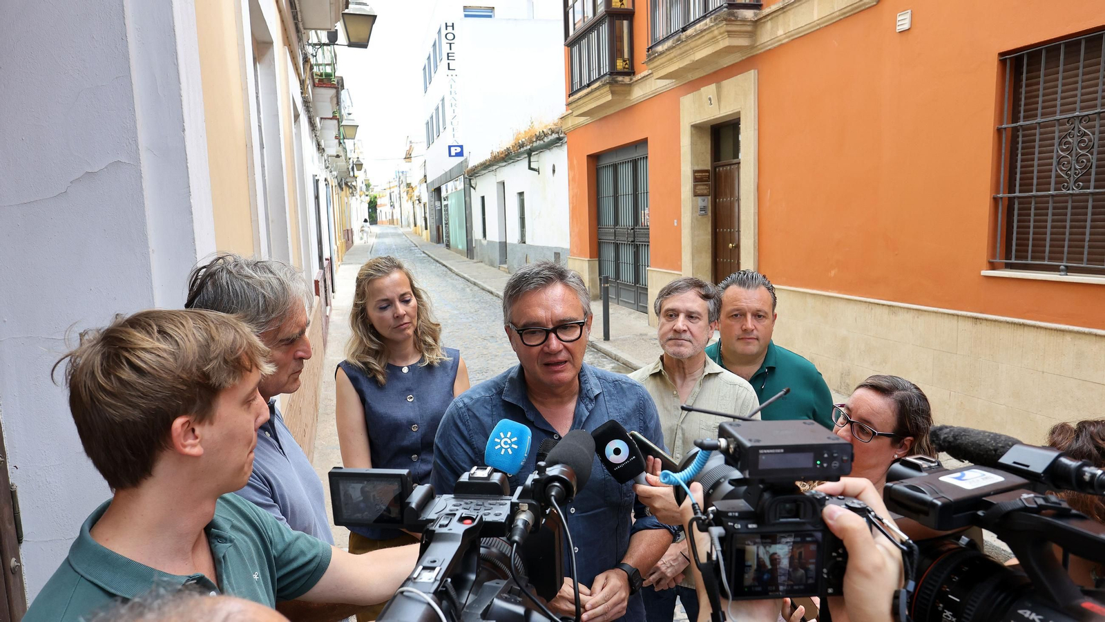 Manuel Gavira atiende a los medios cerca del hotel La Albarizuela en Jerez.