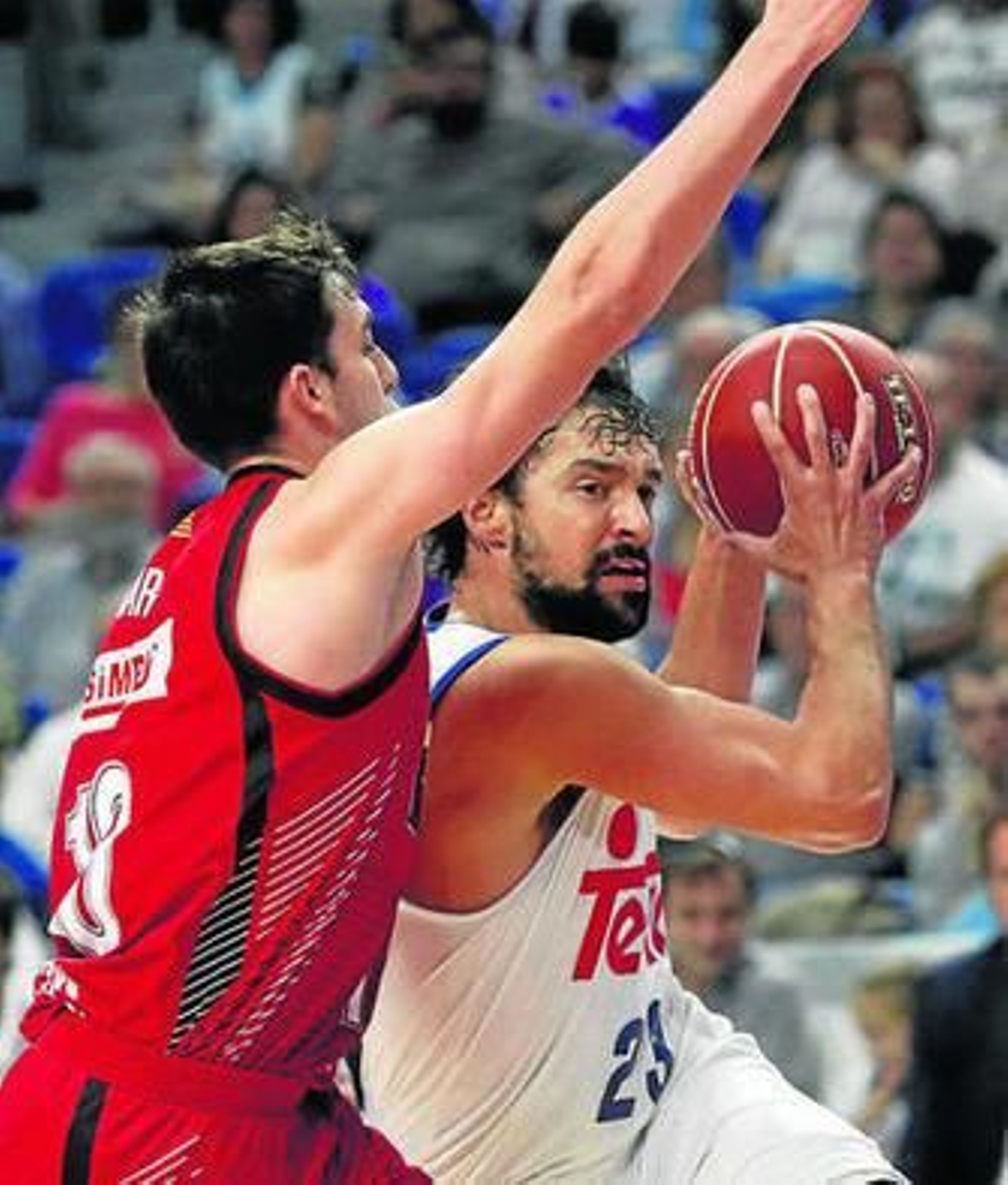 Sergio Llull penetra ante el base Sergi García.