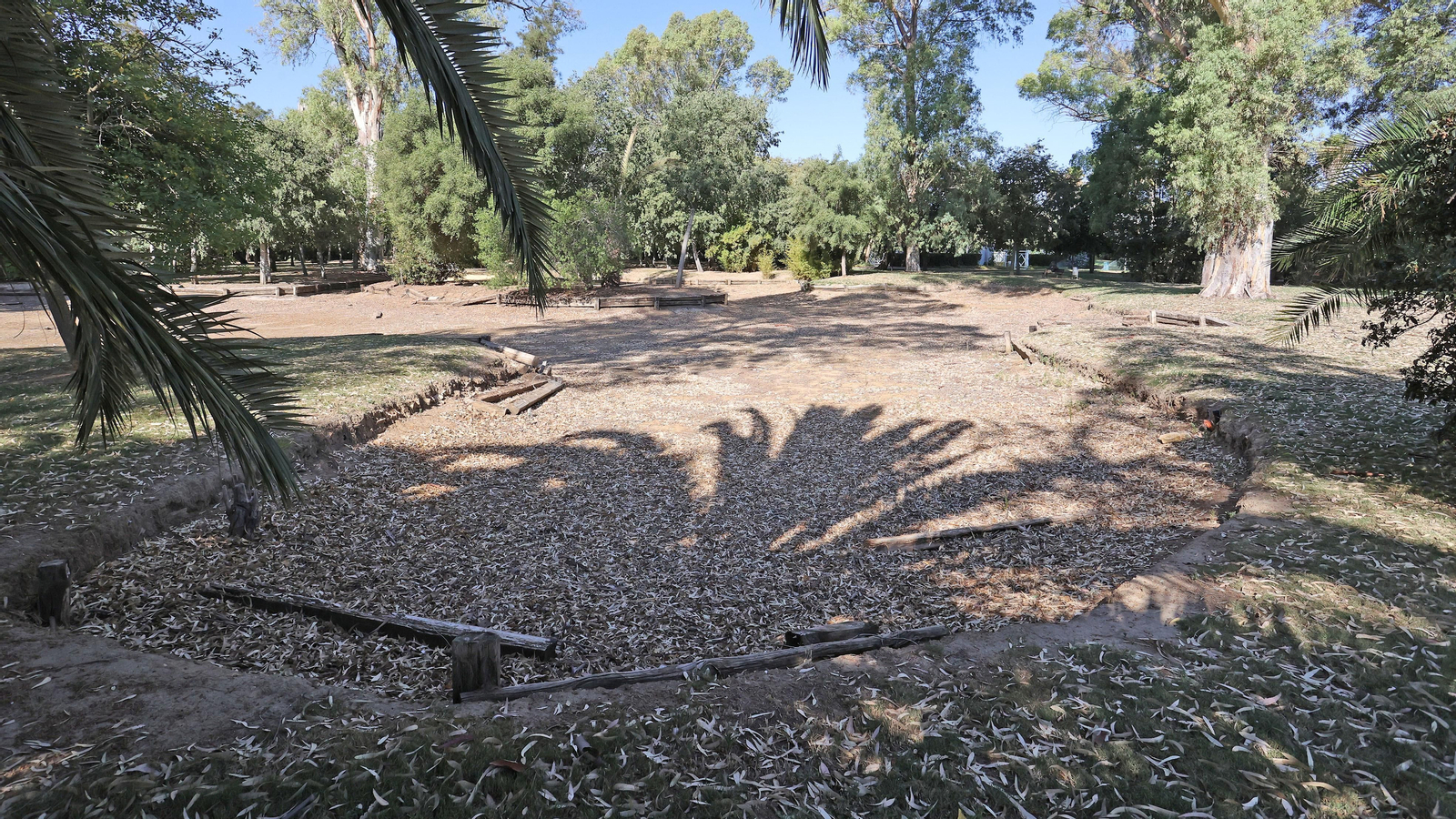 La zona de uno de los lagos cubierta de hojas secas.