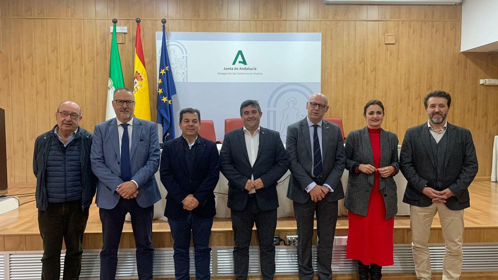 Foto de familia de la presentación del programa de la Junta en Huelva