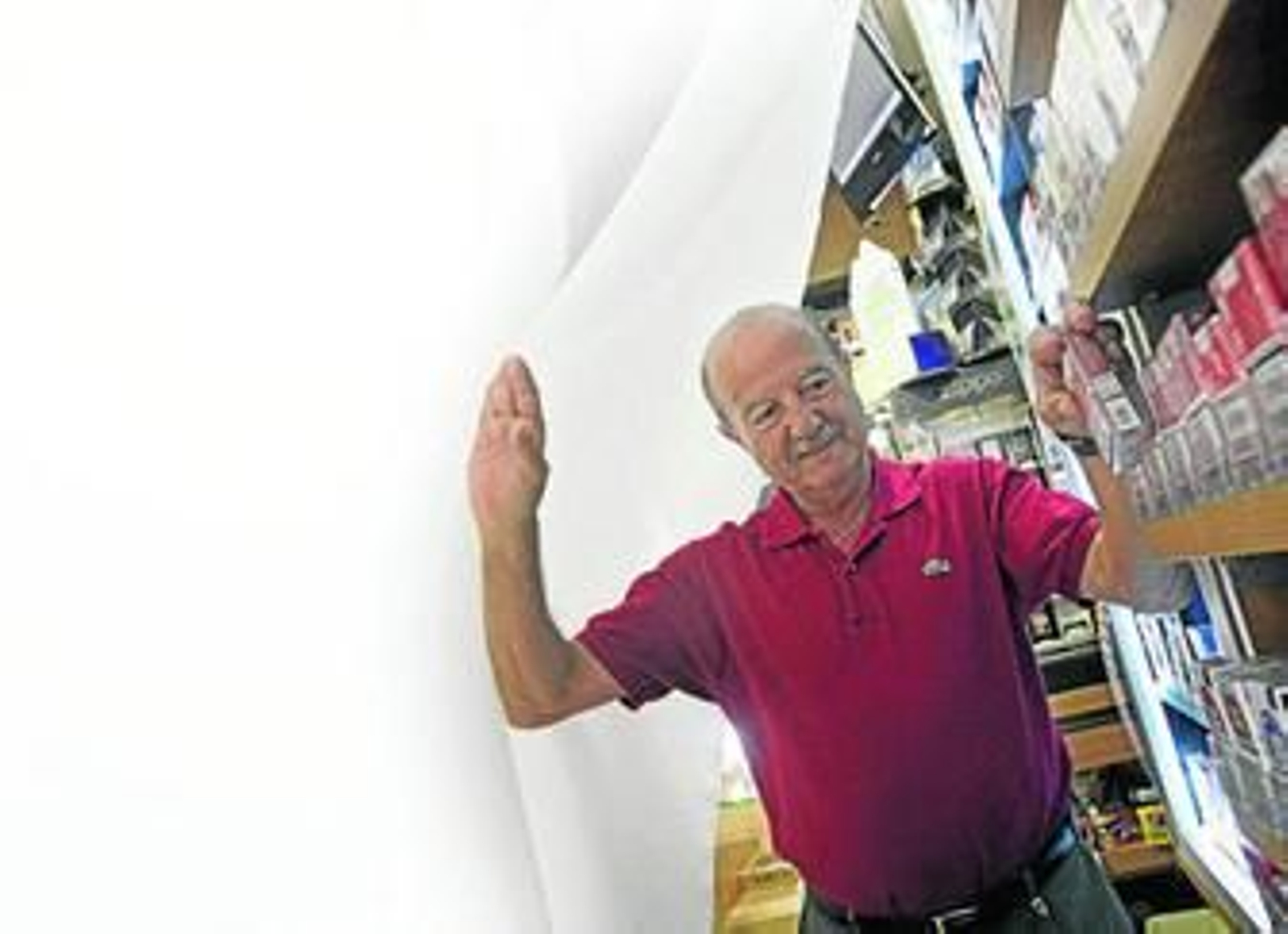 José Bermúdez, vicepresidente de la Asociación de Estanqueros de Cádiz, representó en su estanco la ocultación a la vista del tabaco.