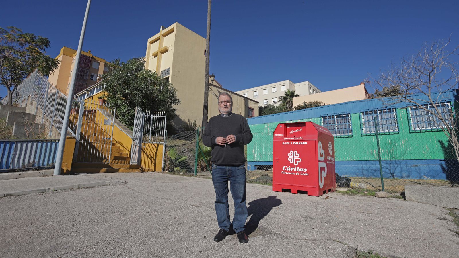 Exterior del contenedor prefabricado que ahora sirve como iglesia en La Granja.