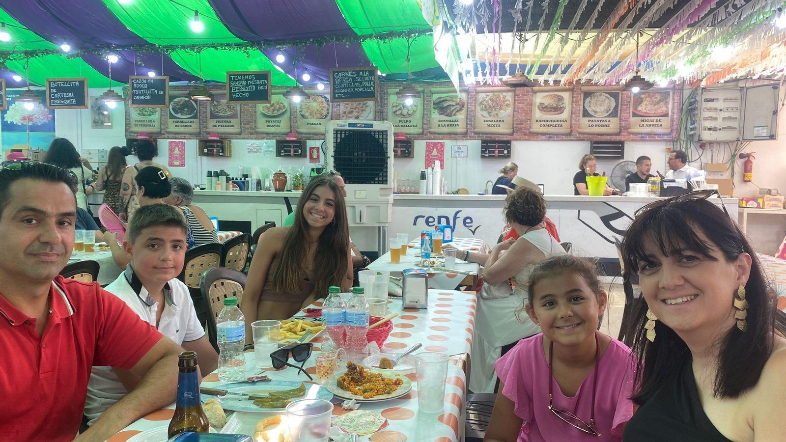 Vanesa Fortuna comiendo con su familia en la caseta Centro Cultural Renfe.