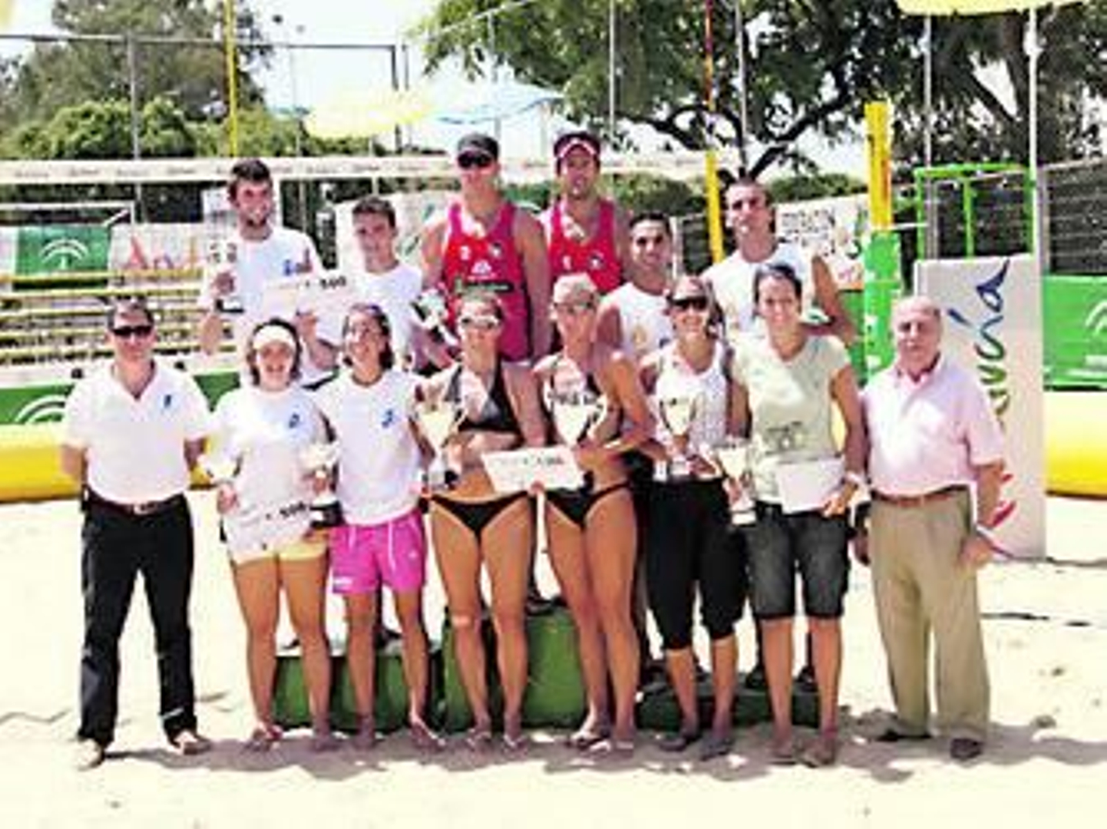 Los premiados posan junto al concejal de Deportes y el presidente de la Federación Andaluza.