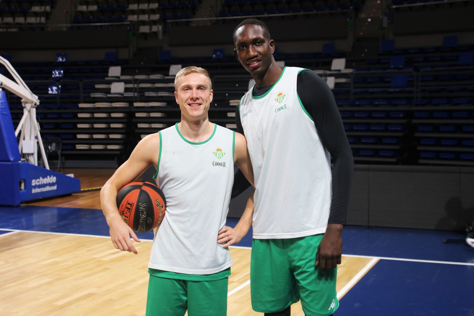 Niangy Borg, ex jugadores del Iberostar Tenerife, en la sesión de tiro ya en el Santiago Martín.