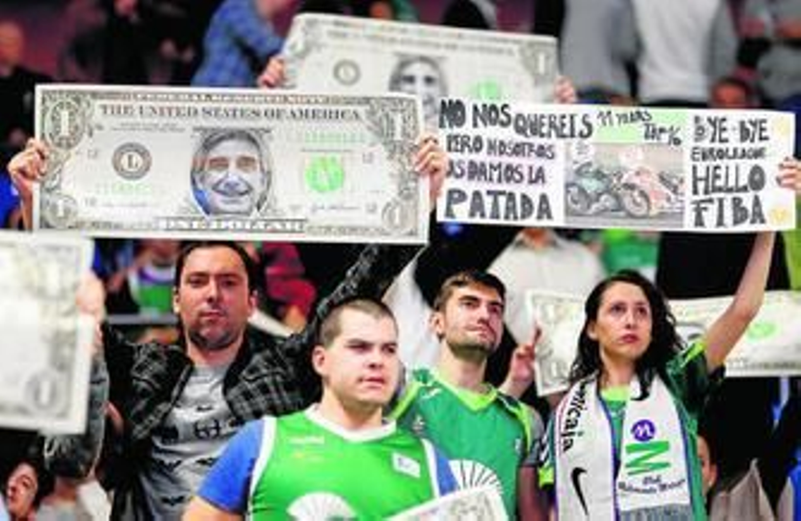 La afición cajista protesta contra Bertomeu en un partido de Euroliga.