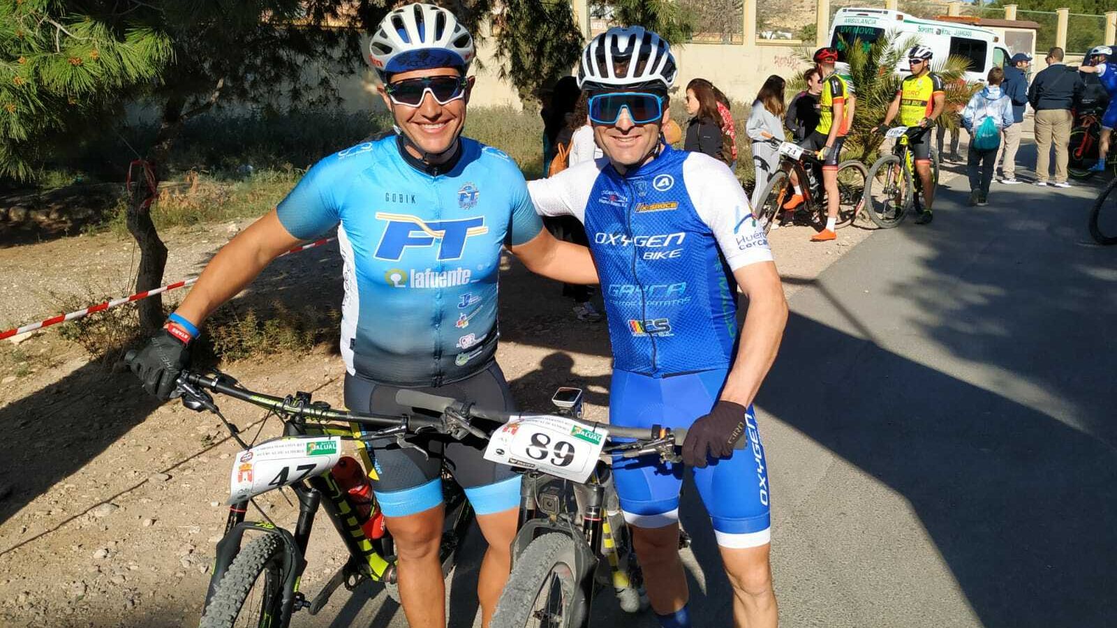 El concejal de Deportes de Huércal de Almería, Jesús Pomedio, con otro participante.