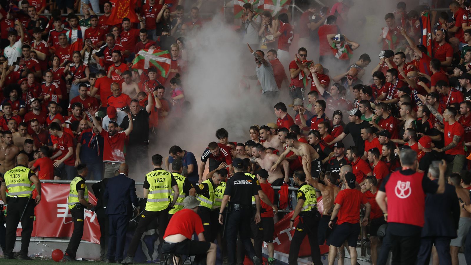 Caída de la valla en la zona de la hinchada del Osasuna
