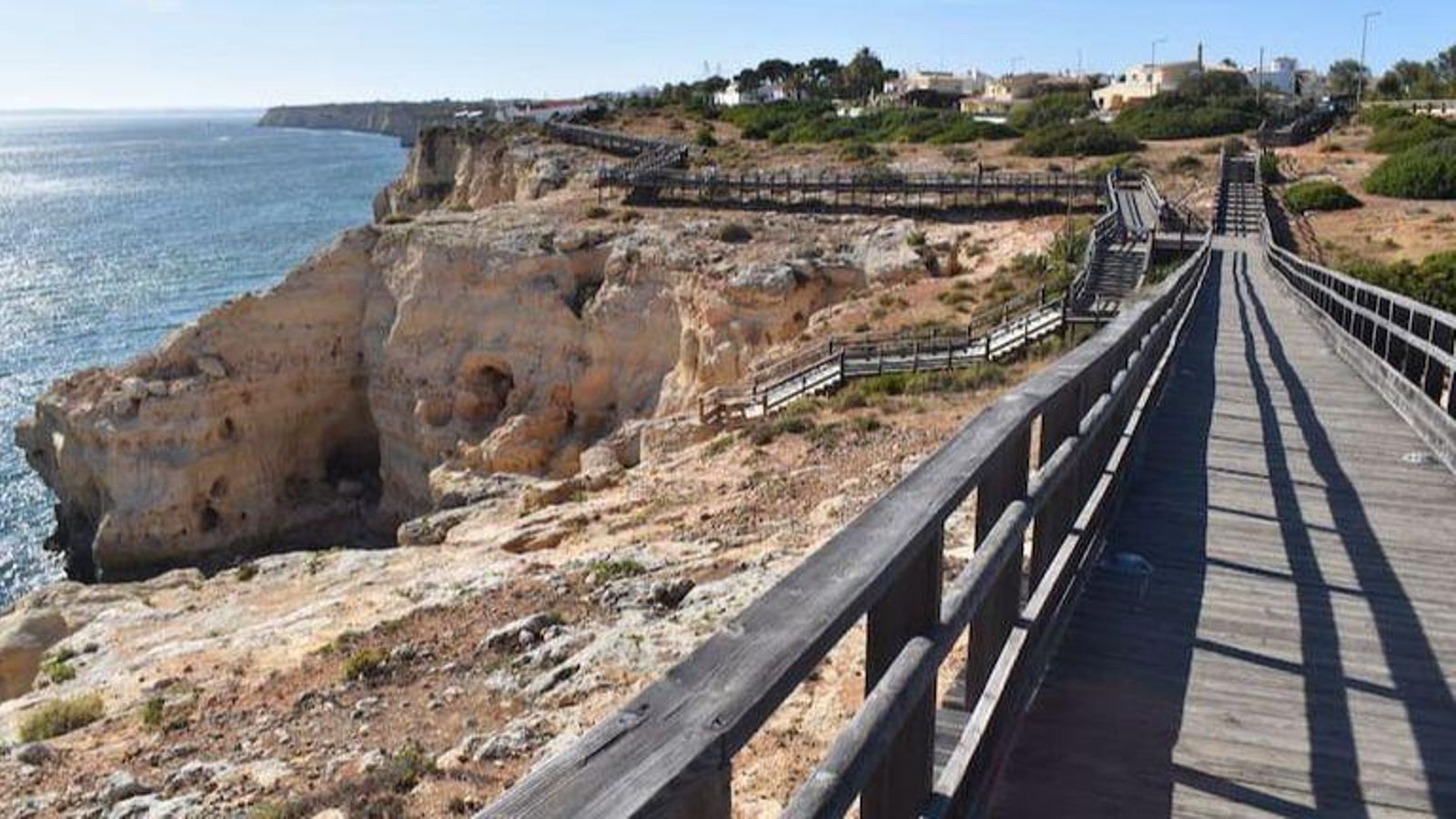 Podrás recorrer sus elevados acantilados sobre esta pasarela de madera