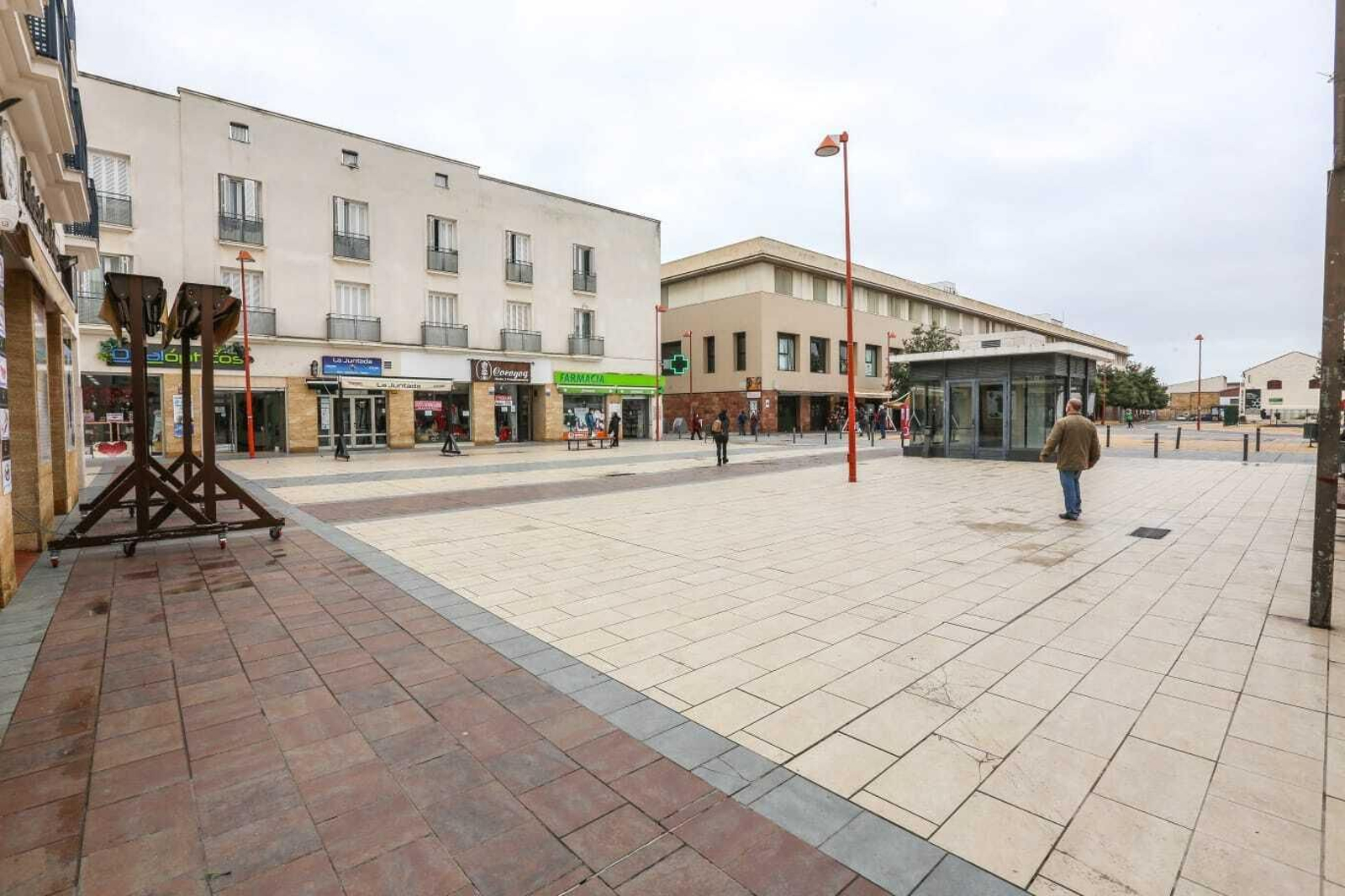 Imágenes de Chiclana durante la primera jornada del cierre de actividades