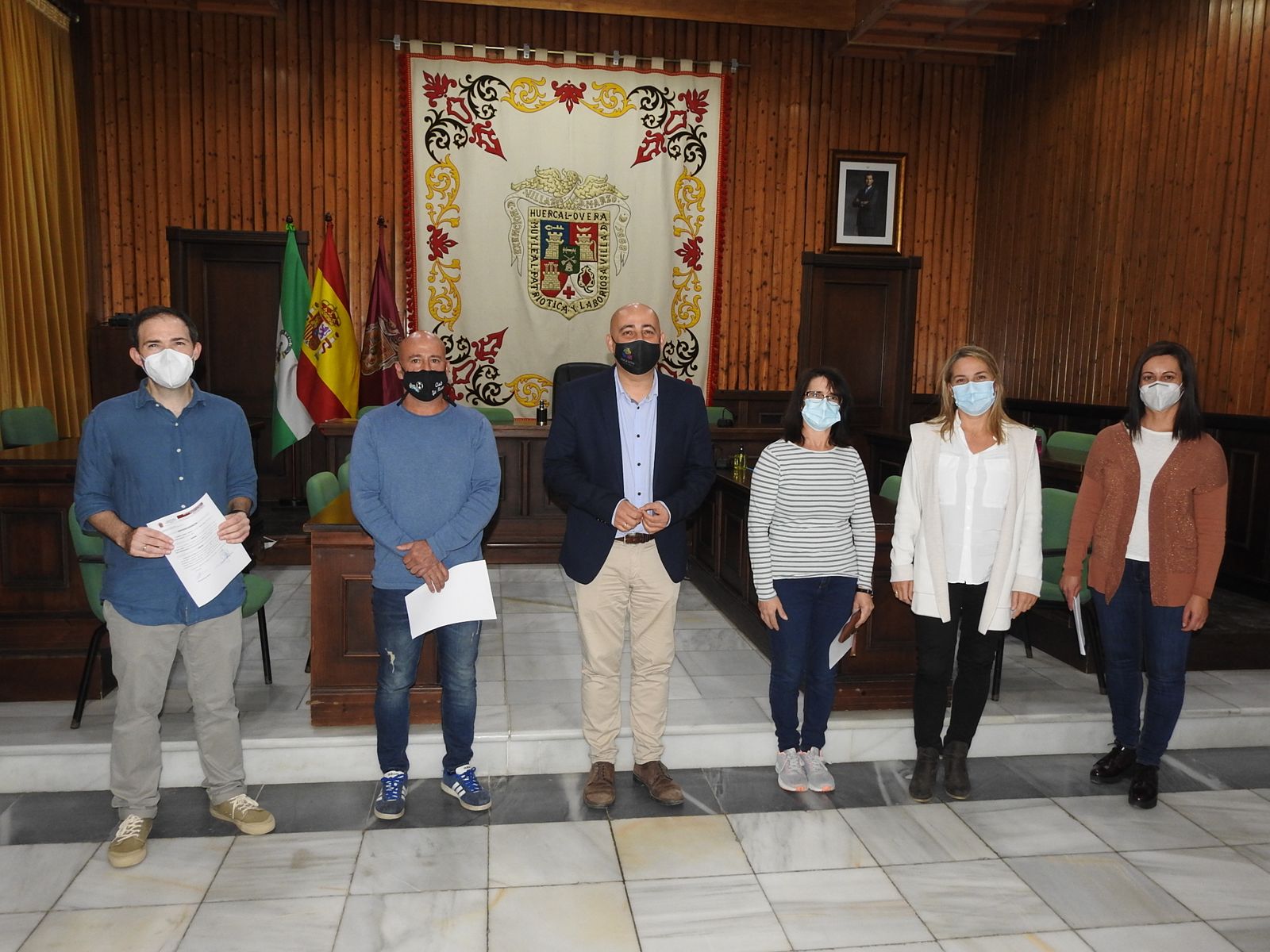 Entrega de ayudas a algunos de los beneficiaros del pasado año.