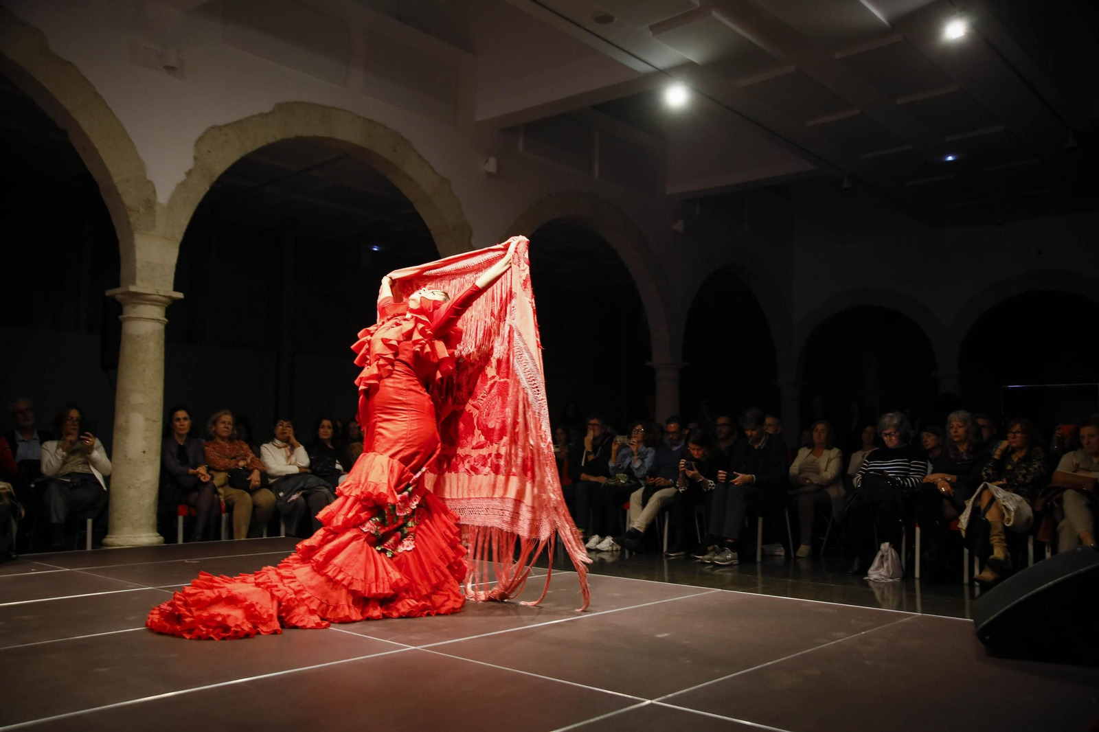 El Centro Andaluz de la Fotografía de Almería presenta el calendario 2025 con la actuación de la bailaora María Moreno, en imágenes