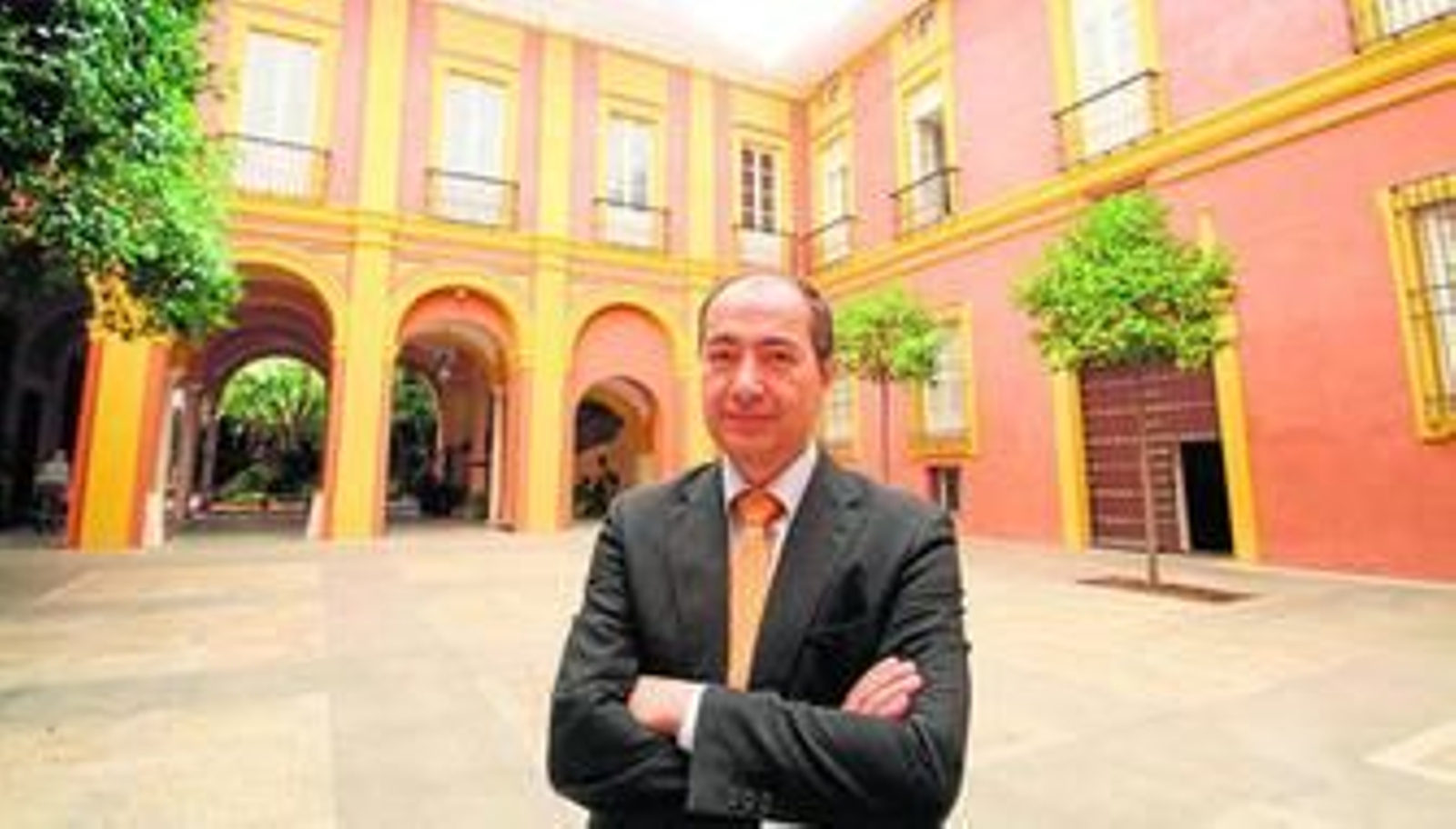 José Luis del Río, gerente de la Fundación Diocesana de Enseñanza Victoria Díez, en el patio principal del Palacio Arzobispal.