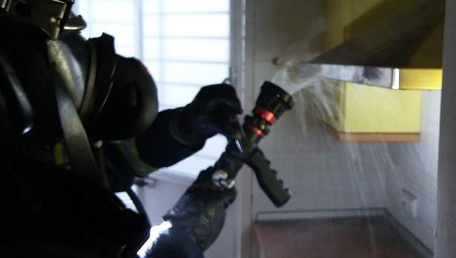 Los bomberos, durante las tareas de extinción en la vivienda de la calle Lechuga