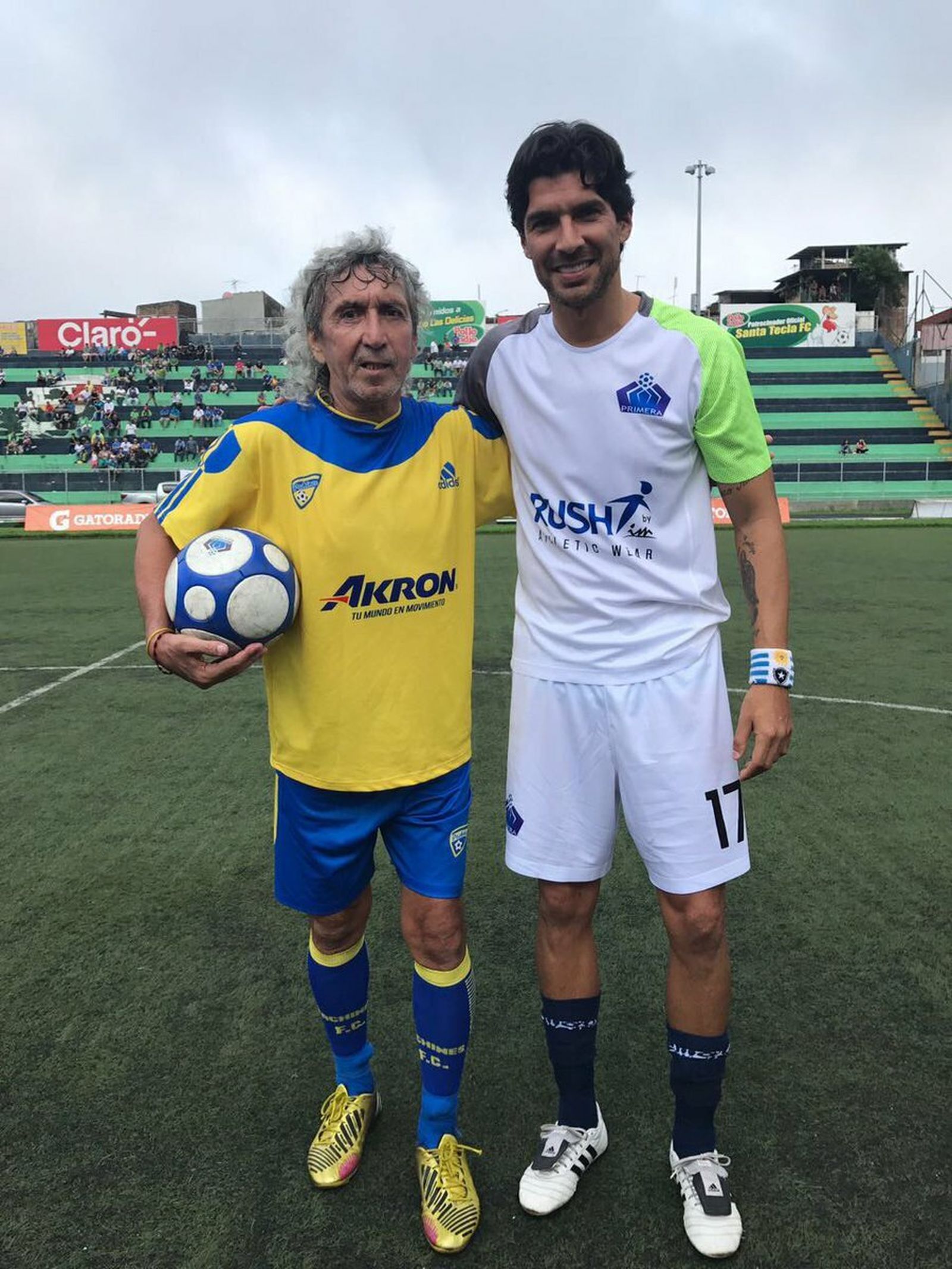 Imagen del uruguayo con el salvadoreño durante un encuentro entre veteranos.