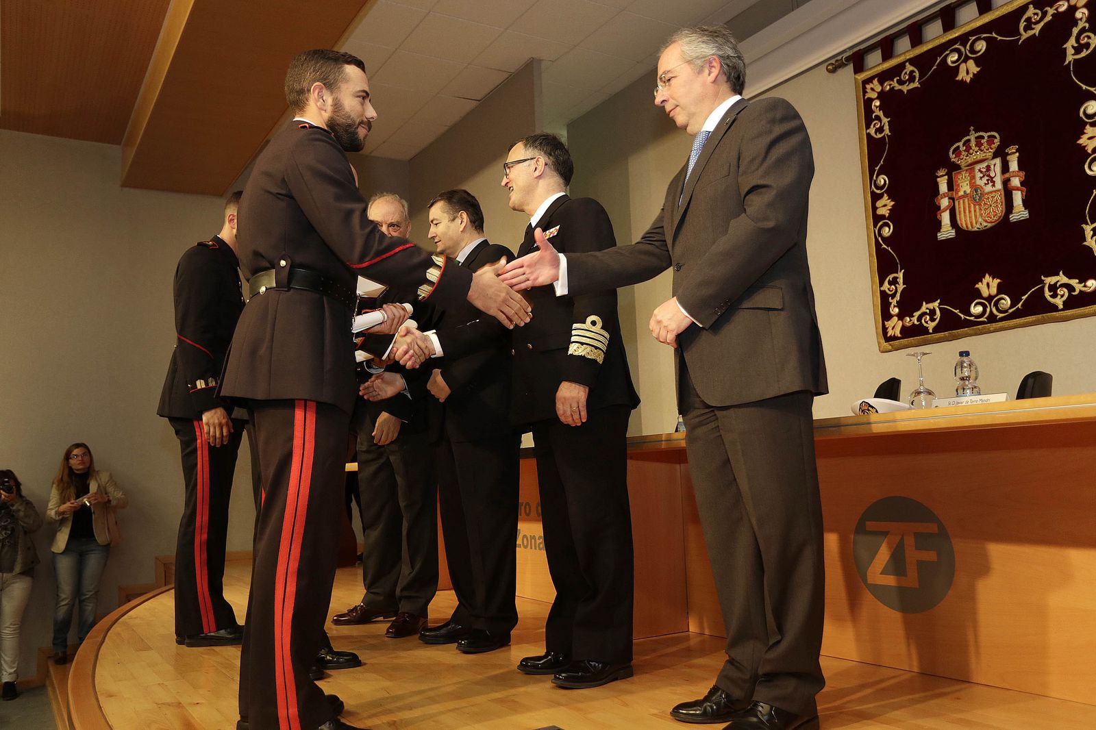 Los soldados de Infantería de Marina recibiendo ayer el reconocimiento constitucional.