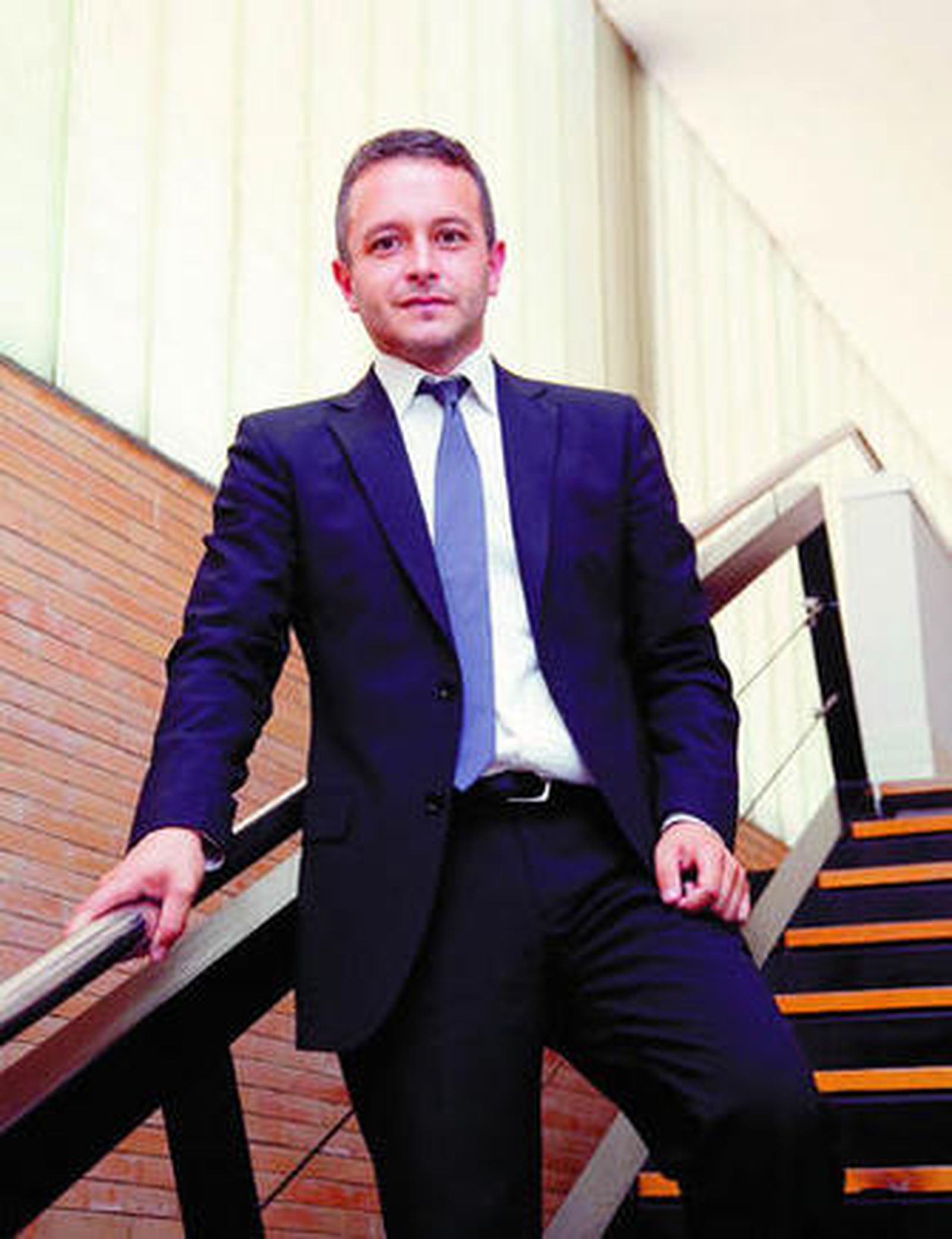 Rafael Recio, en una escalera del Ayuntamiento de Camas.