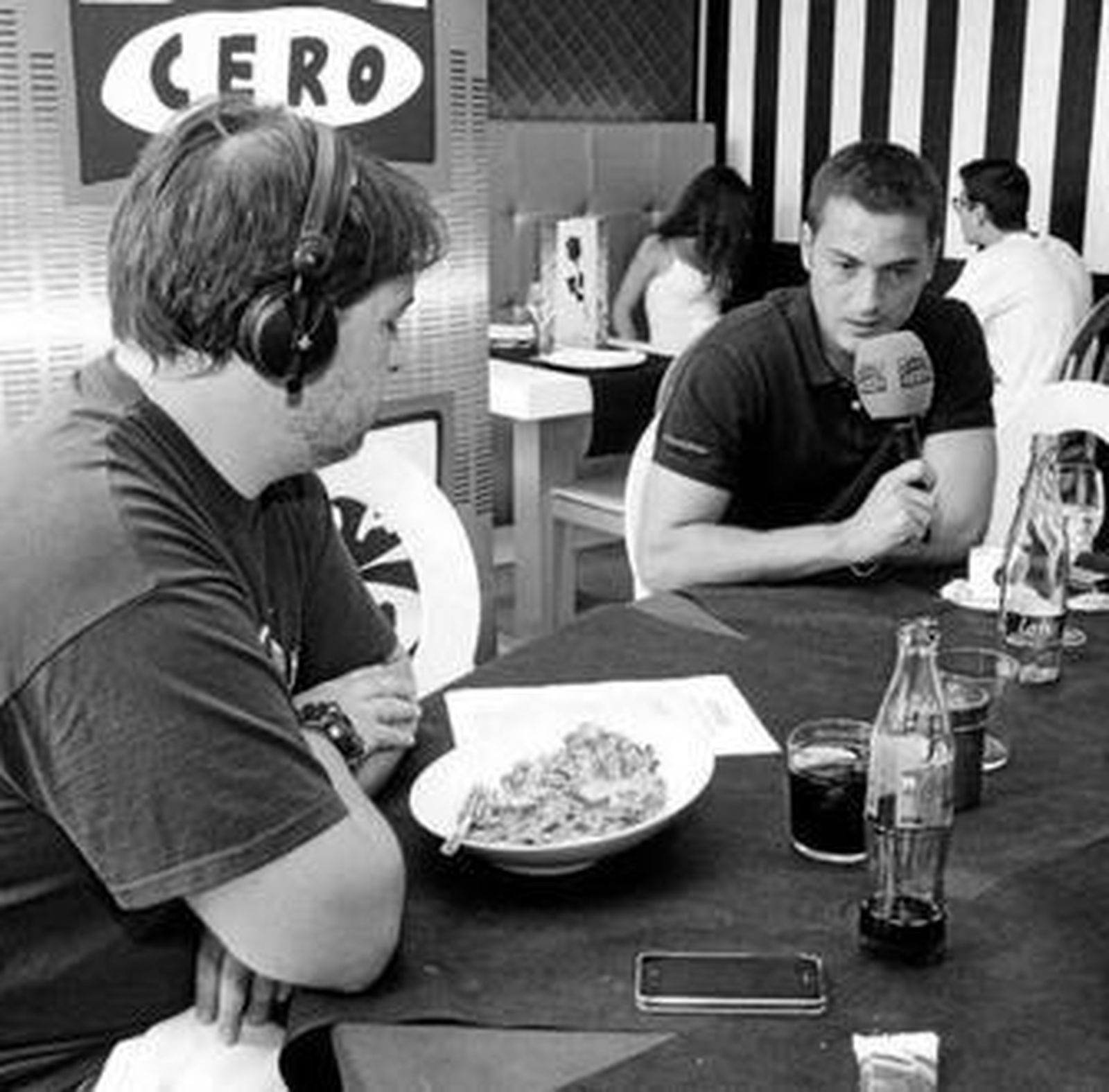 Francisco atiende a Juan Antonio Manzano ayer en 'La Mafia'.