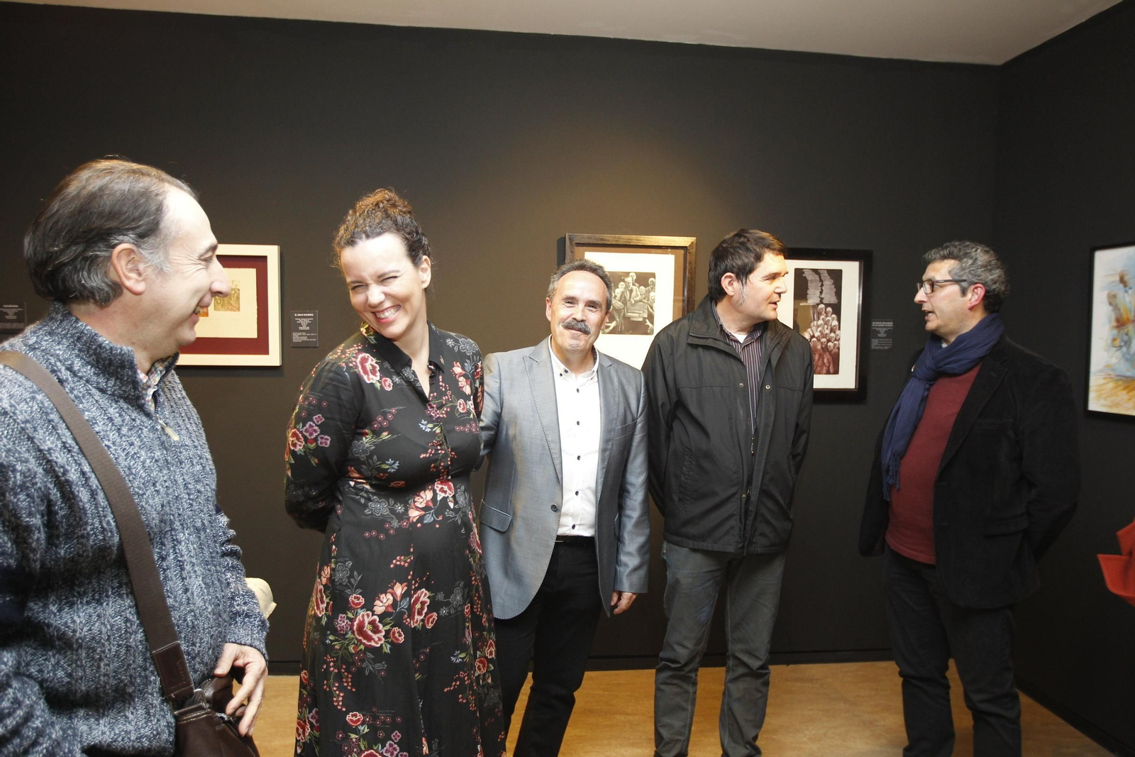 Alfredo Valdivia y Beba Pérez junto al artista Emilio Pérez en la inauguración de la exposición.