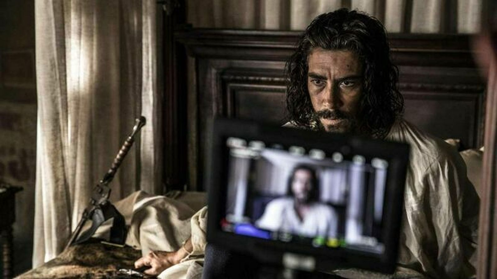 Óscar Jaenada como  Hernán Cortés