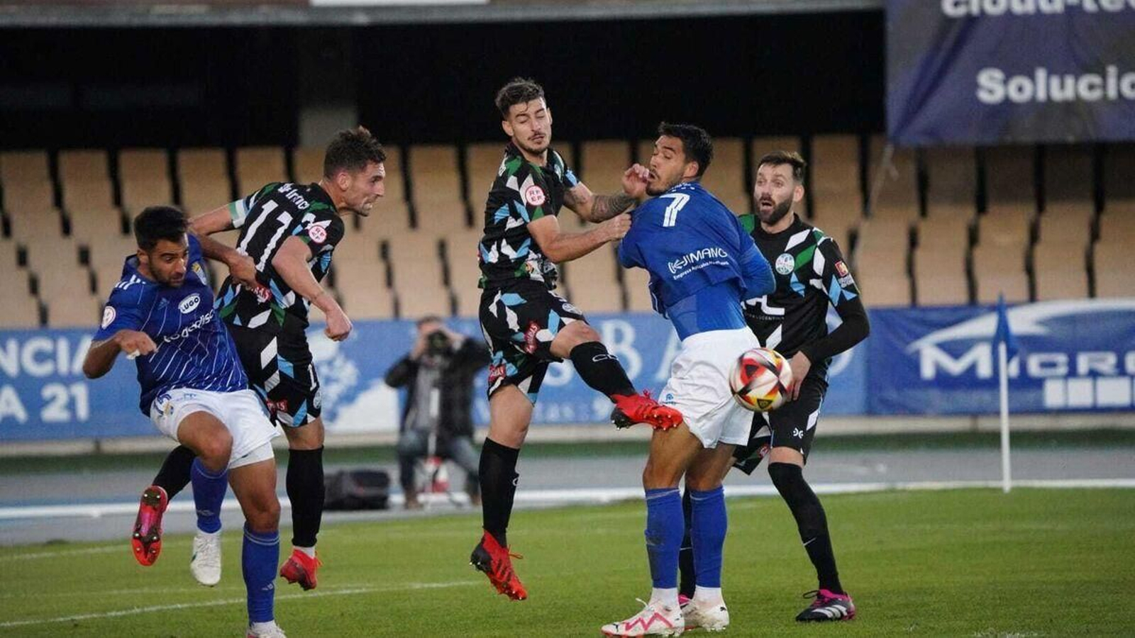 Carlos Mora y Marcos Pérez pelean un balón junto a Diego Domínguez.
