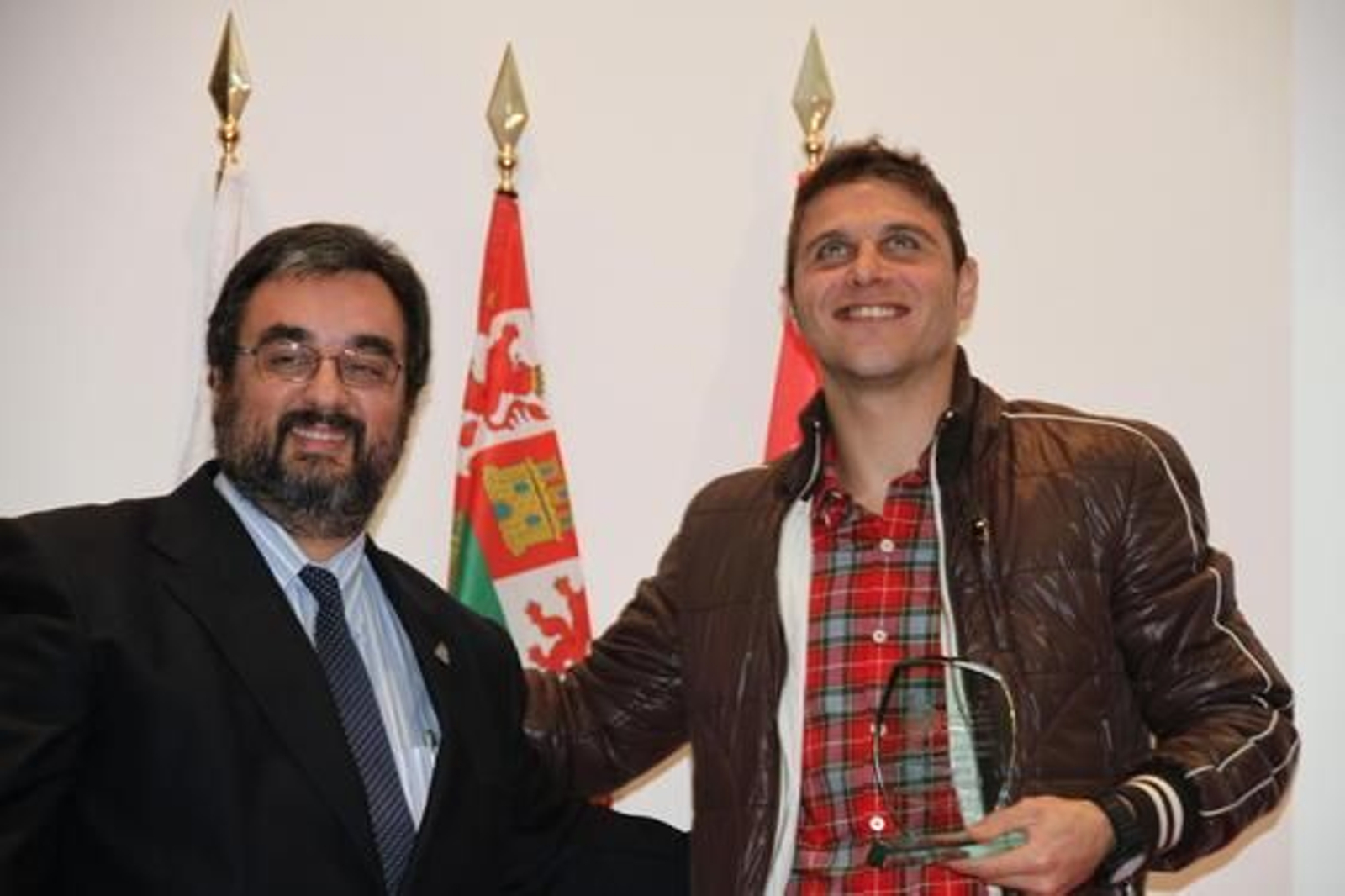 Joaquín Sánchez, junto a Fernando Perea, reconocido por clasificarse con el Valencia para la Liga de Campeones. 

Foto: Manuel Aragon Pina