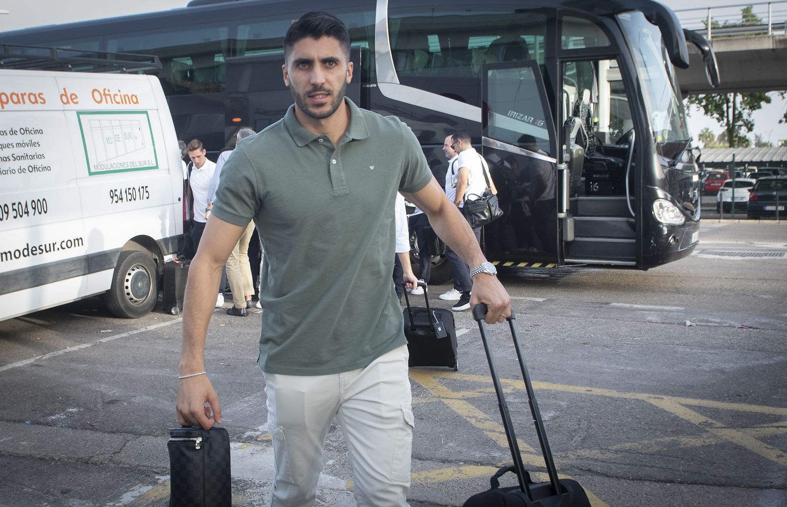 Imágenes del Real Betis en el aeropuerto de Sevilla rumbo a Roma