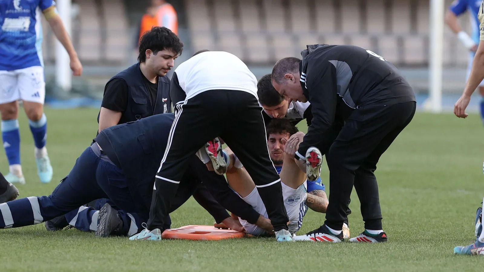 Franco Jr., ayudado por el médico del Xerez CD tras lesionarse contra el Recre.