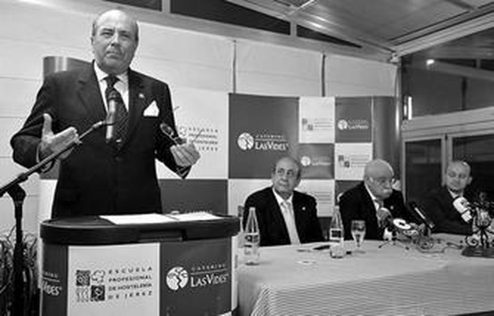 Zarzana, en el atril pronunciando la conferencia en la Escuela de Hostelería.