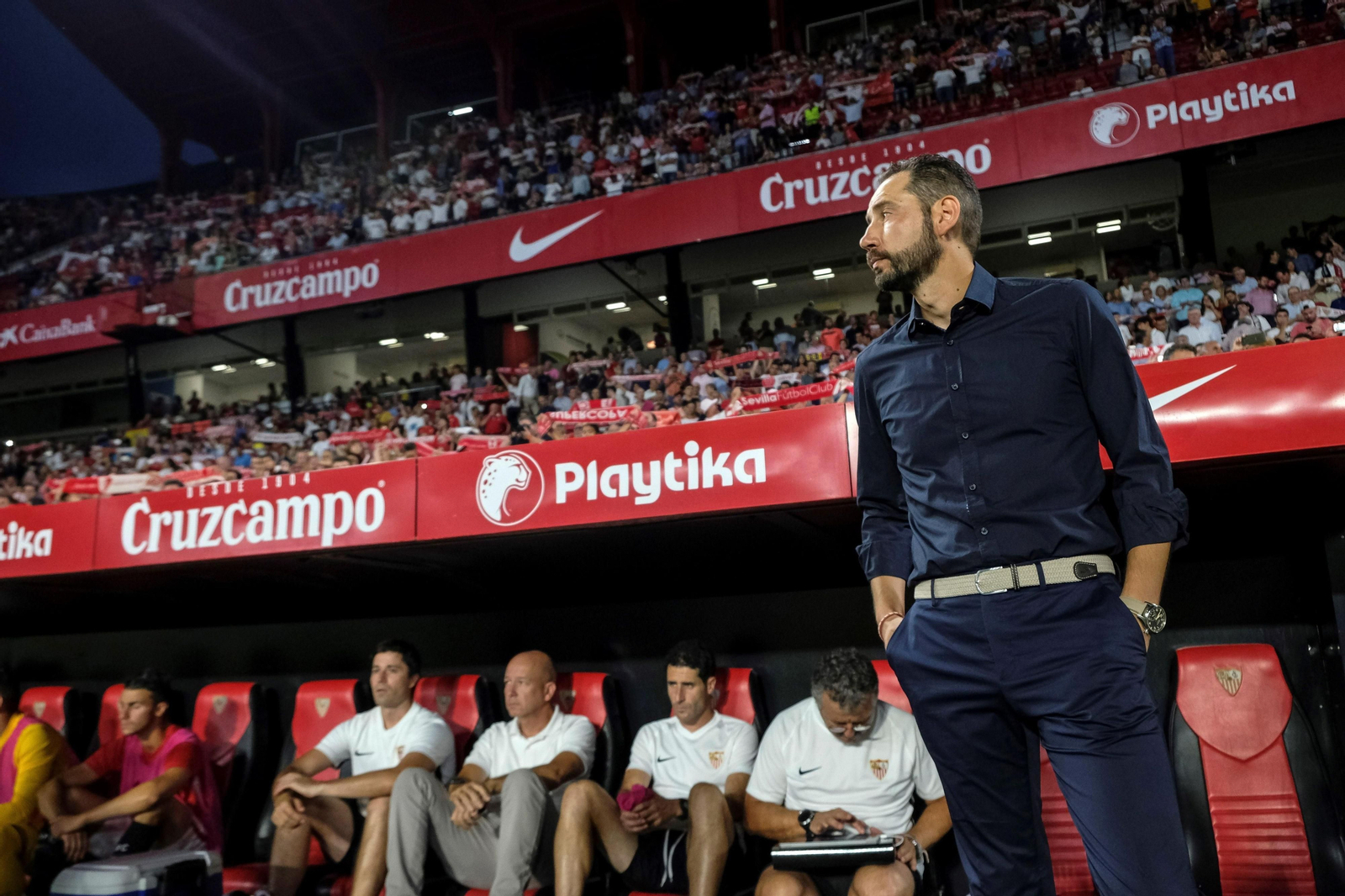 El técnico del Sevilla, Pablo Machín, en el banquillo blanco durante el partido de ida.