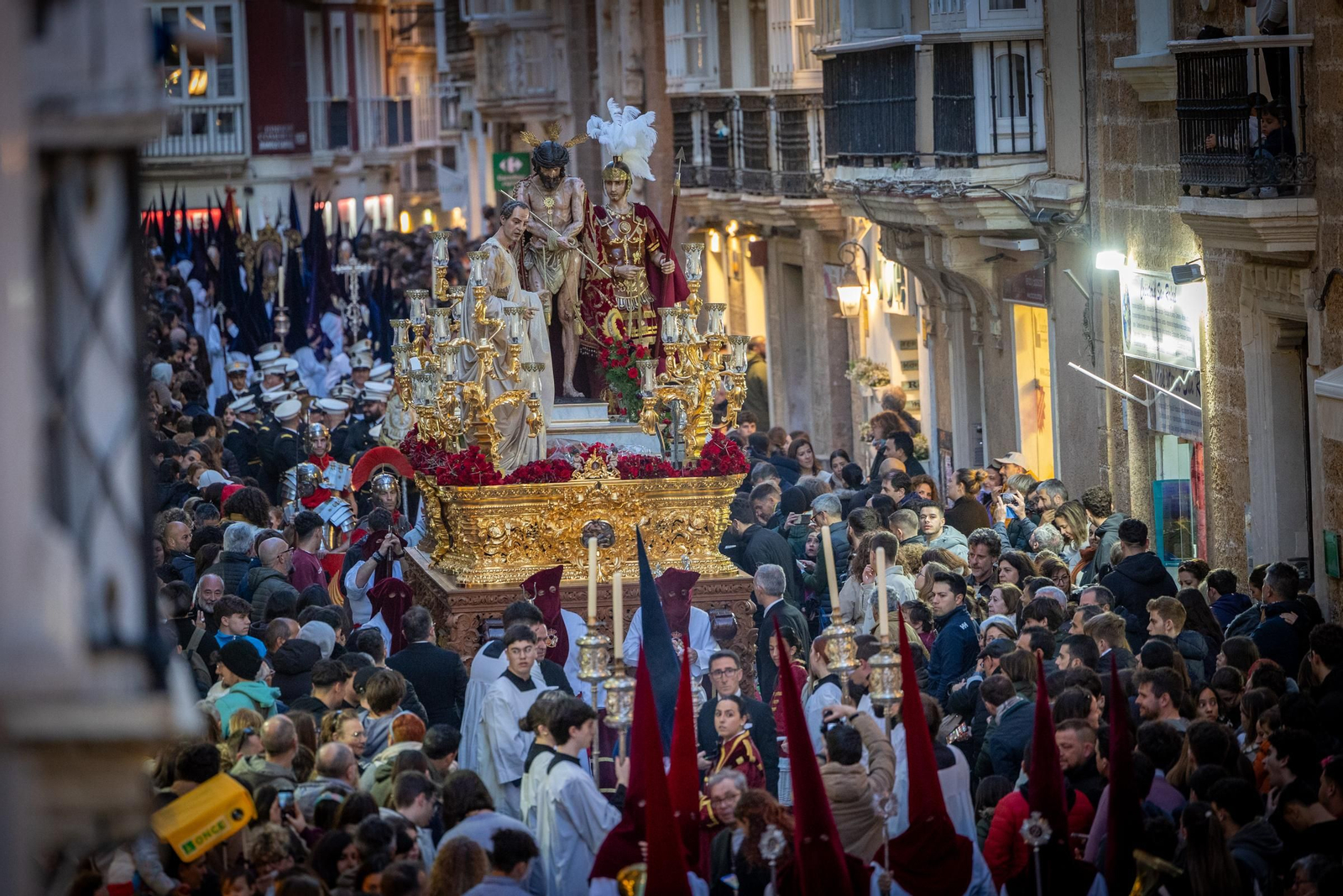 Las imágenes de la archicofradía de Ecce Homo en la Semana Santa de Cádiz de 2024
