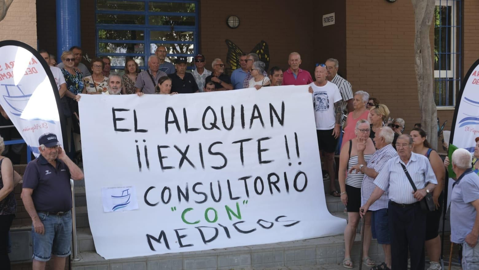 Protesta de los vecinos de El Alquián a las puertas del centro de salud del barrio