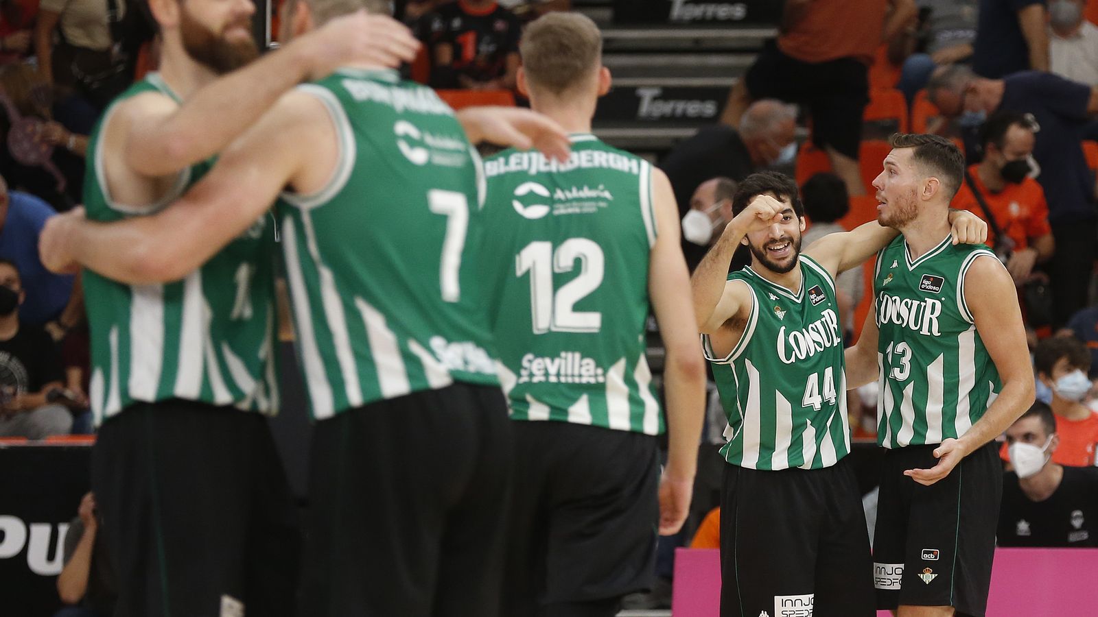 Los jugadores del Coosur Betis celebran la victoria.