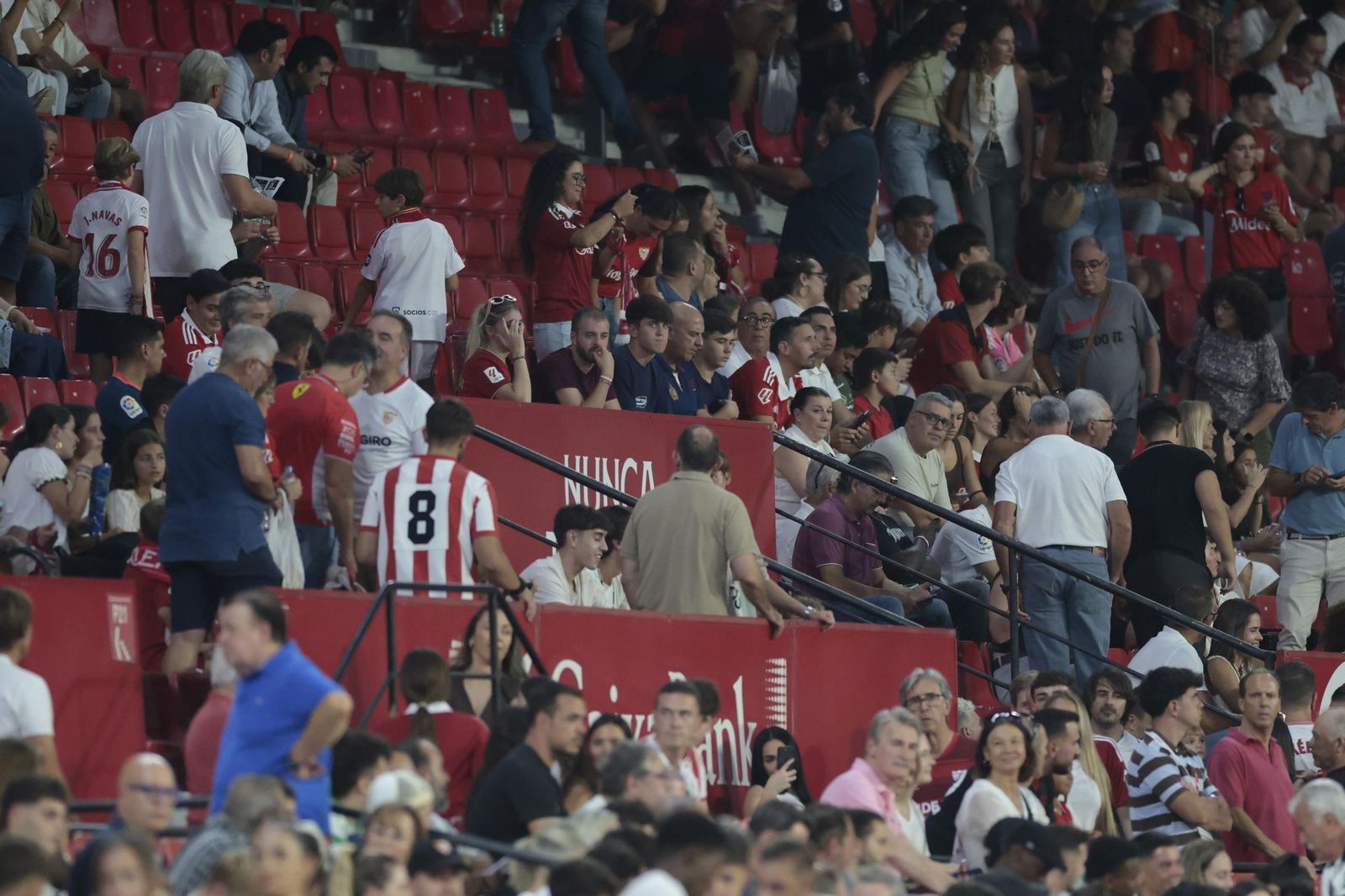 Búscate en las fotos del Sevilla - Elche