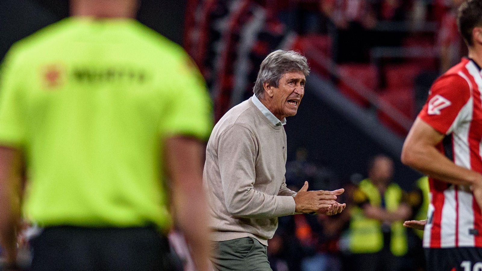 Pellegrini da instrucciones a sus jugadores durante el encuentro en San Mamés.