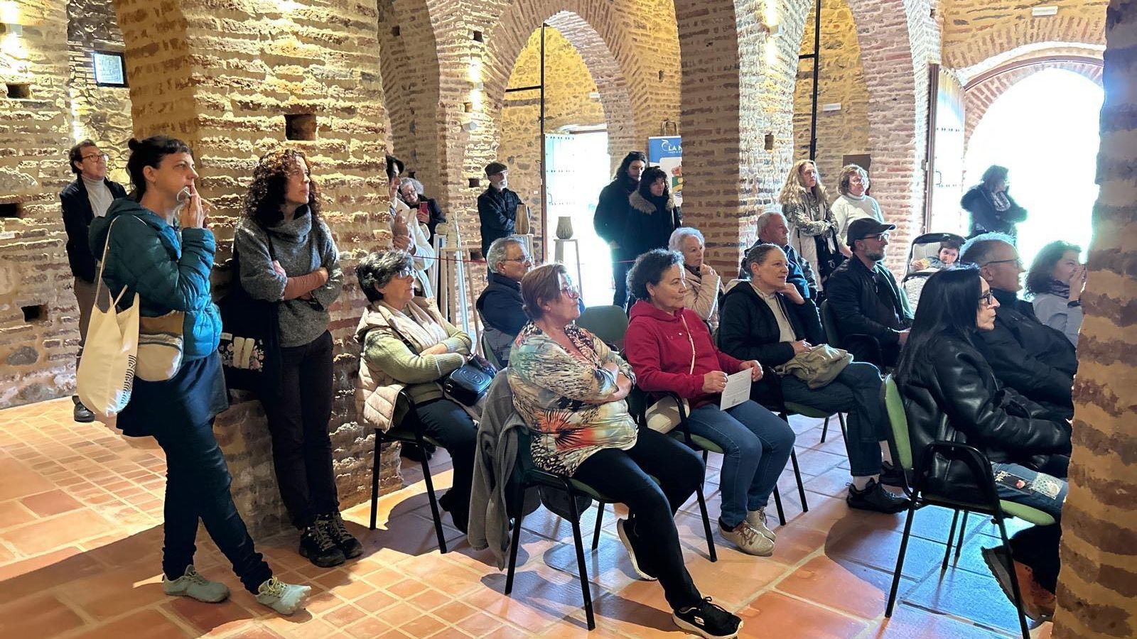 Algunos de los asistentes a la inauguración de la muestra.