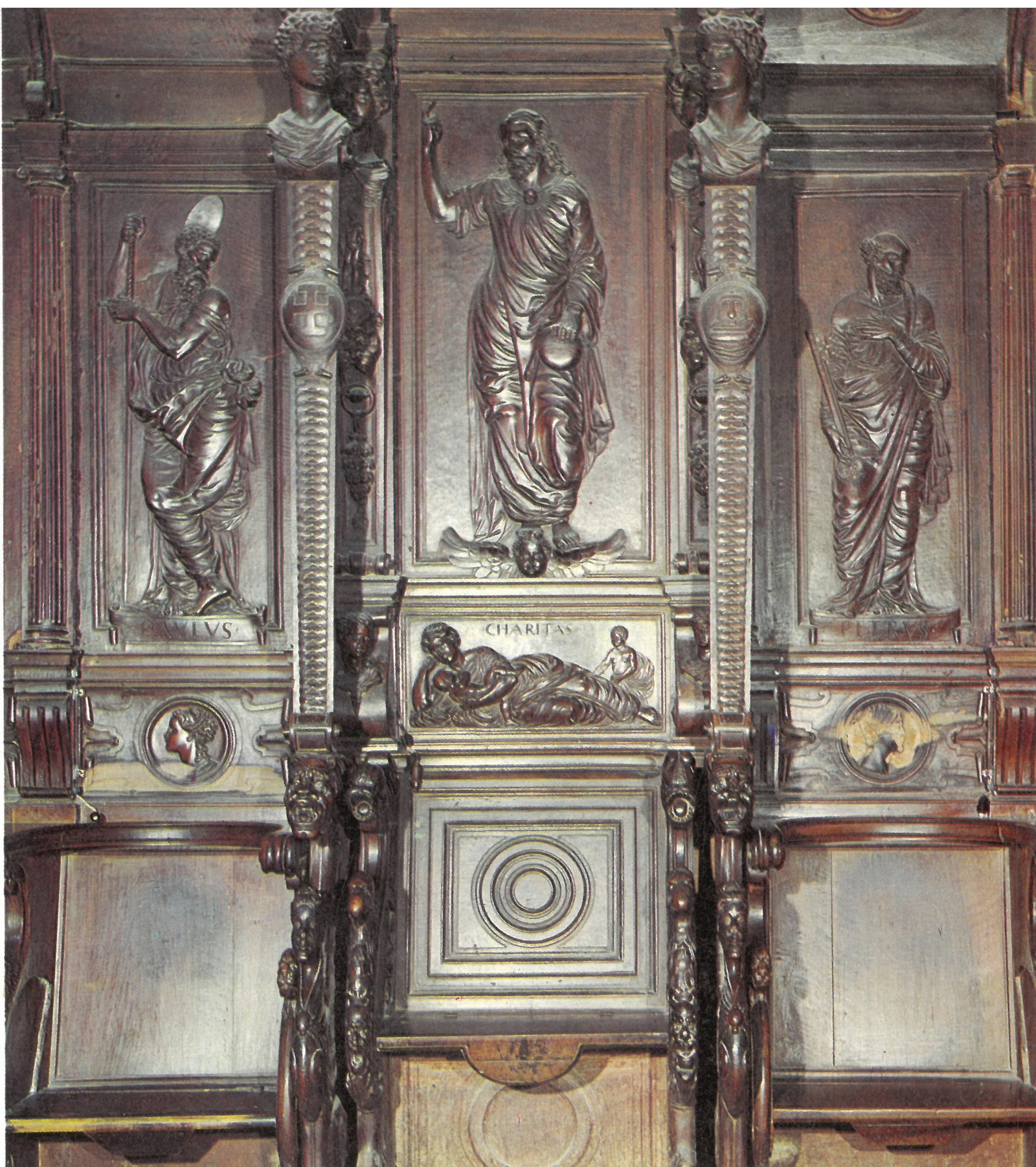 Silla episcopal, en el coro.