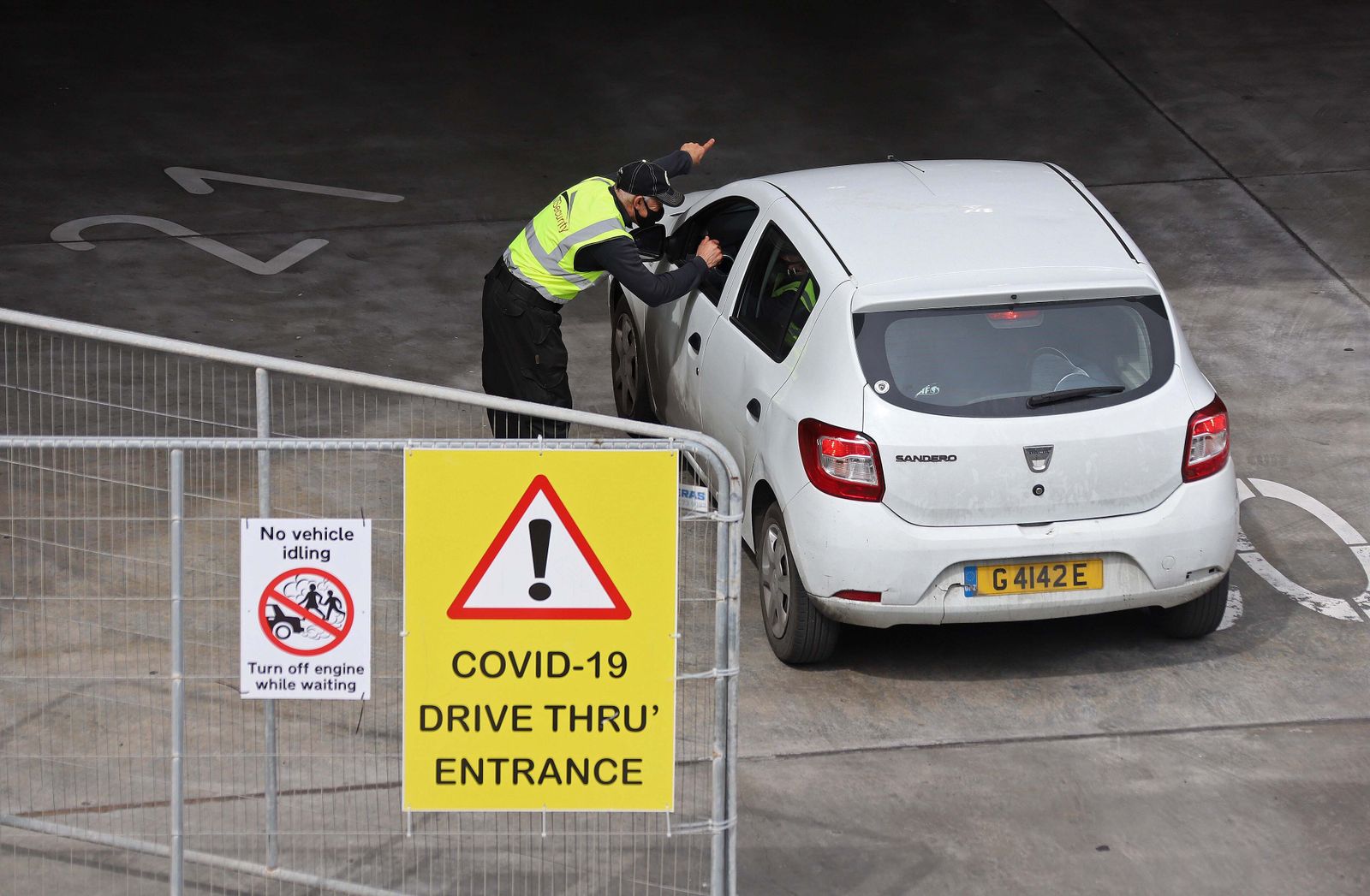 Un coche se dirige hacia un punto de test covid.