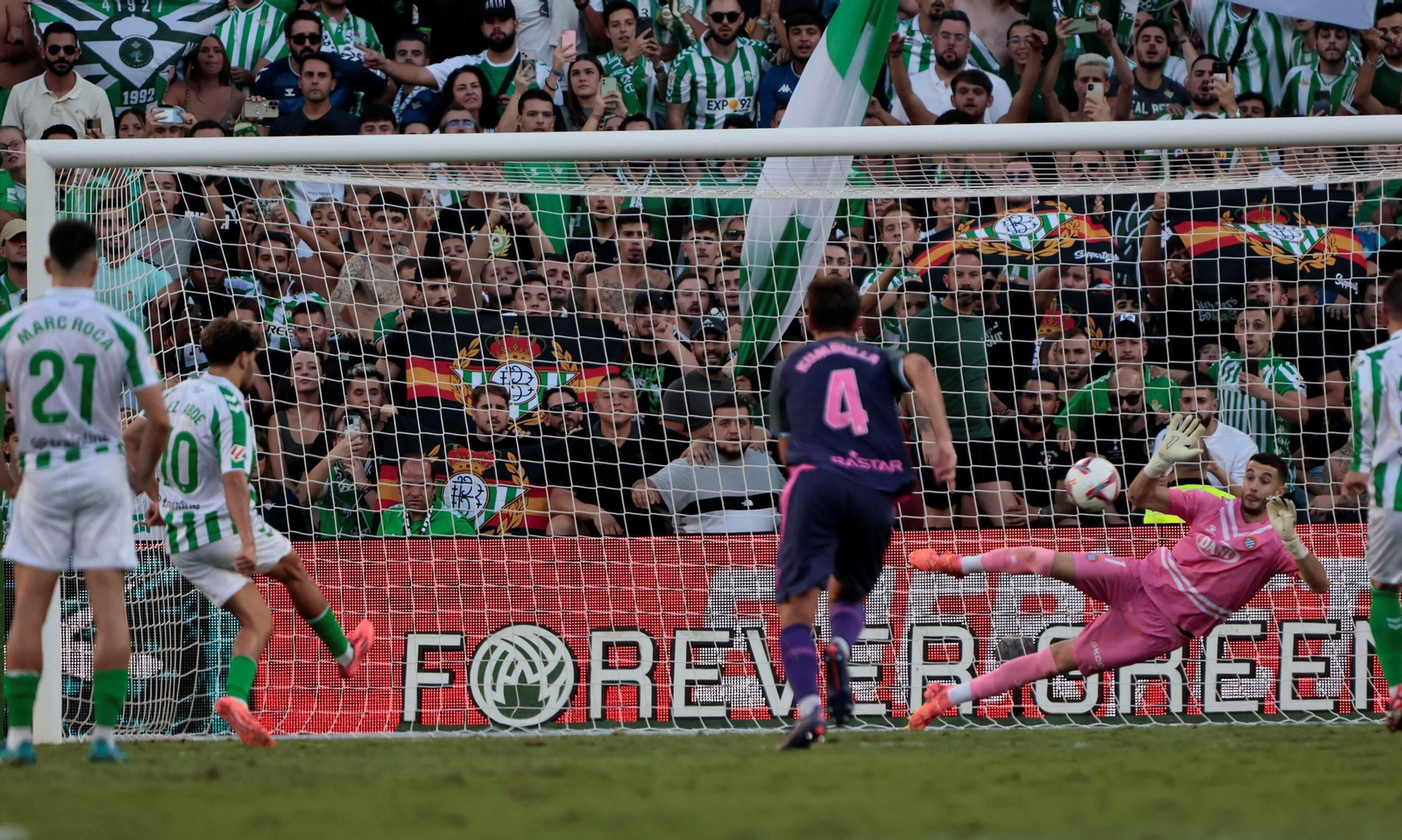 Abde lanza el penalti que detiene Joan García.