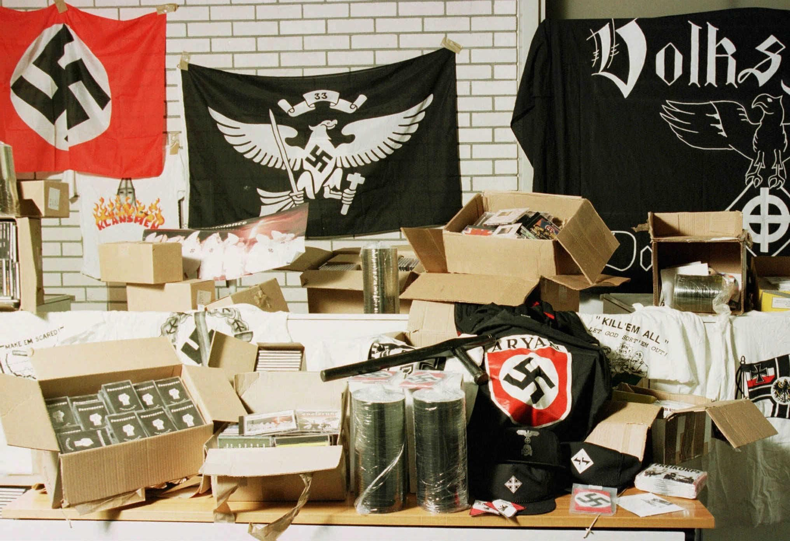 Simbología nazi intervenida por la Policía en una operación hace unos años.