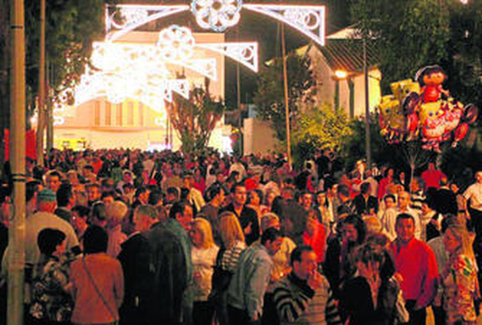 la avenida 15 de mayo del recinto ferial luce completamente llena de personas dispuestas a disfrutar de la primera noche de feria.