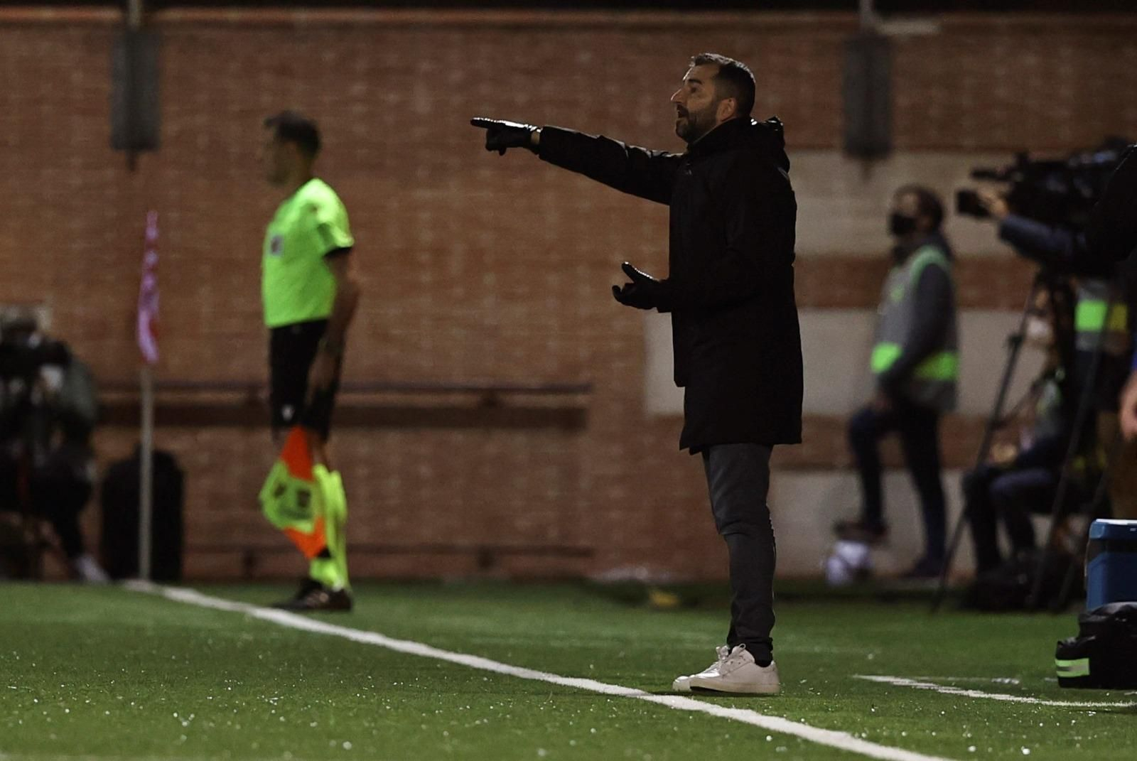 Diego Martínez da instrucciones a sus jugadores en el choque ante el Navalcarnero.