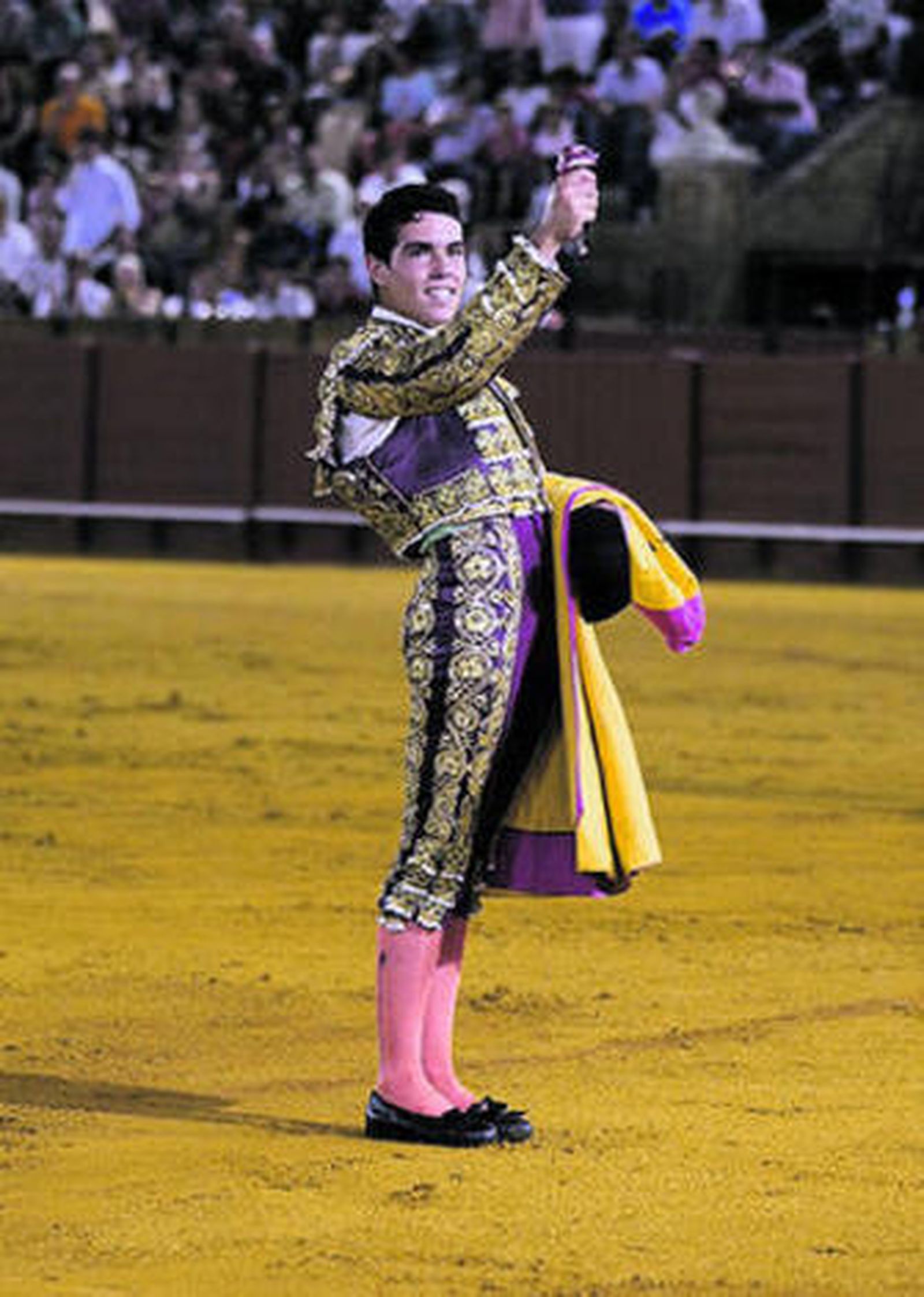 El Manriqueño, con el trofeo conseguido en la nocturna celebrada en la plaza de Sevilla.