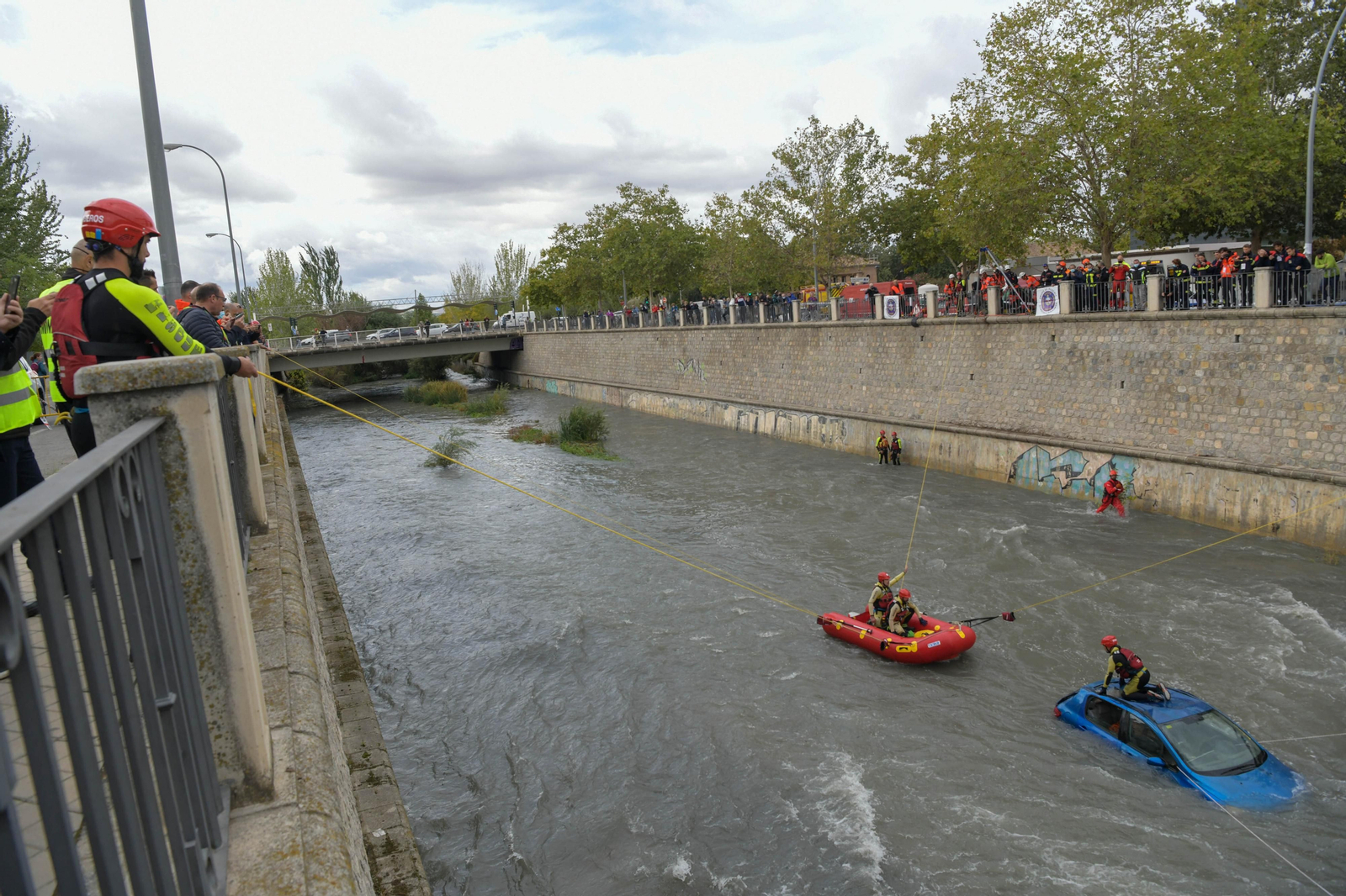 Fotos: Las mejores imágenes del simulacro de rescate de un coche accidentado en el río Genil de Granada