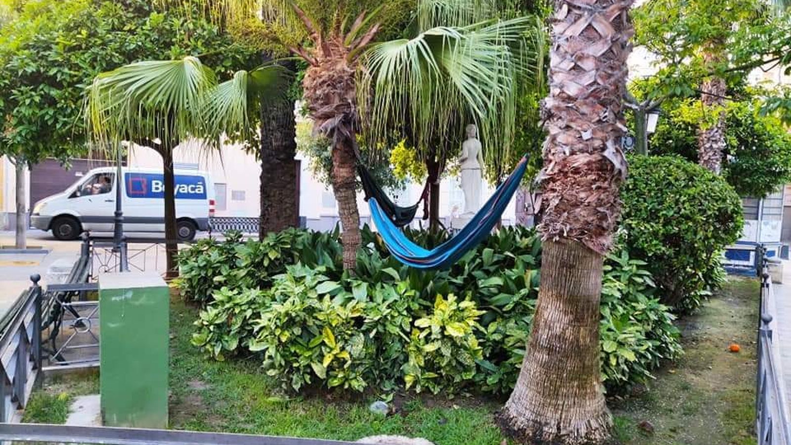 Hamacas entre árboles en uno de los jardines de la plaza de Candelaria el pasado martes.