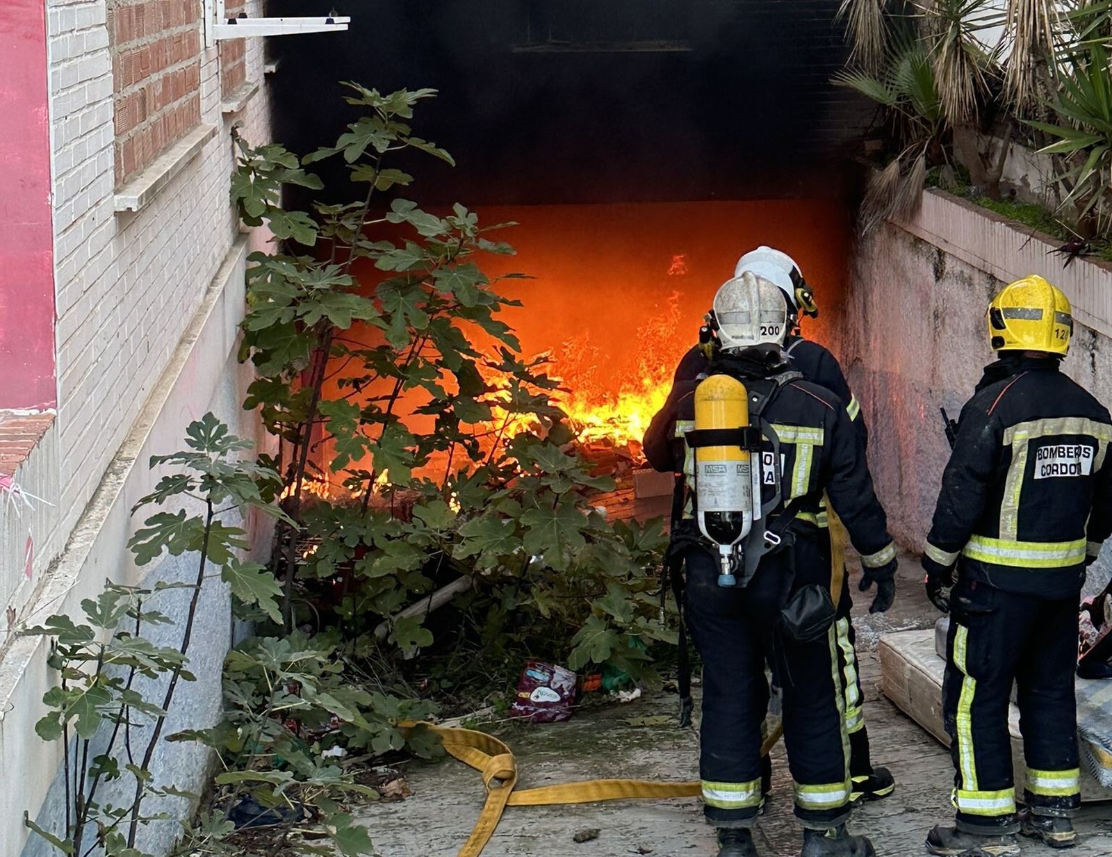Los bomberos, en el Hotel Mariano de Córdoba.
