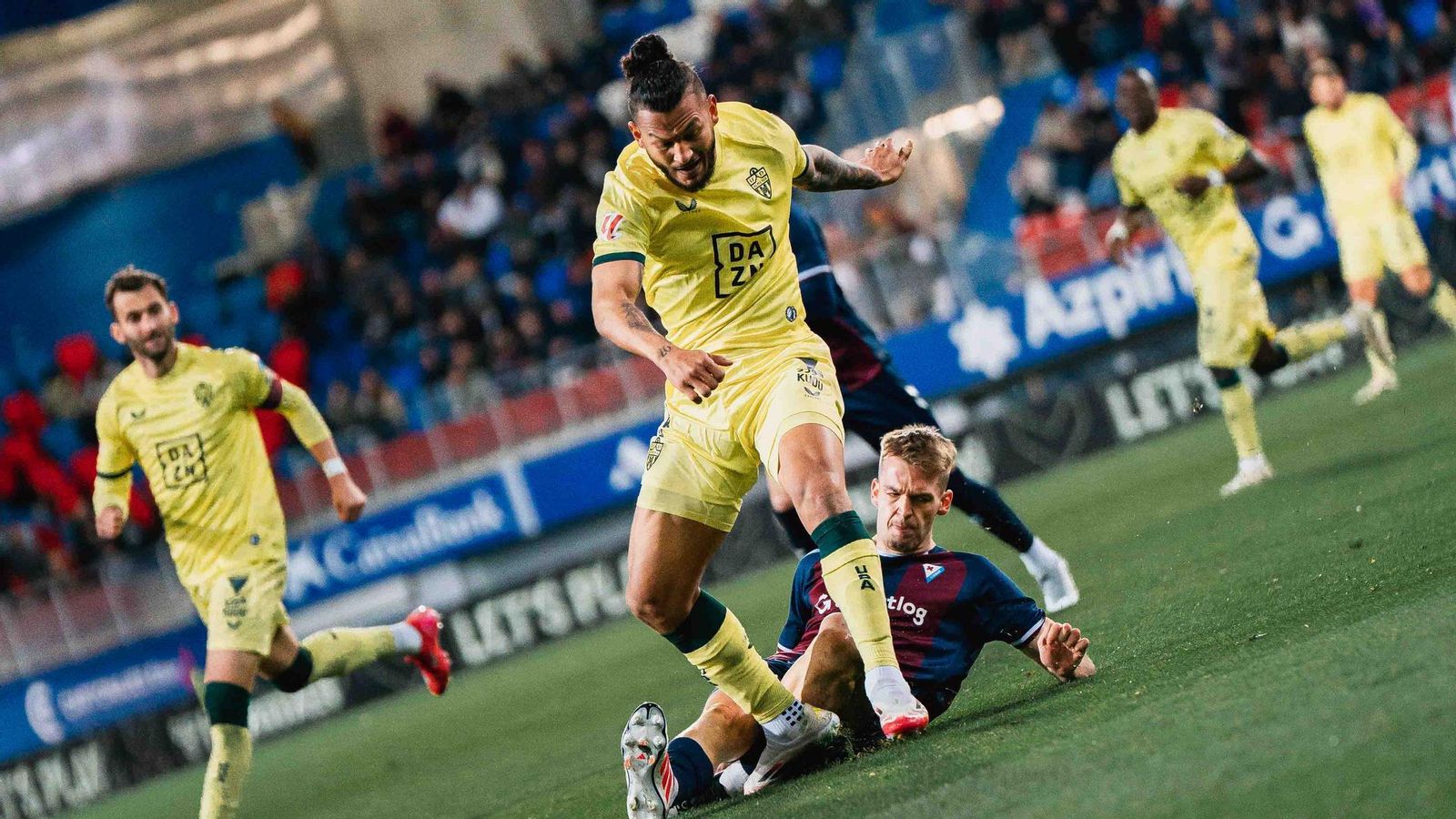 Luis Suárez disputa un balón con un rival durante el choque contra el Eibar en Ipurúa.