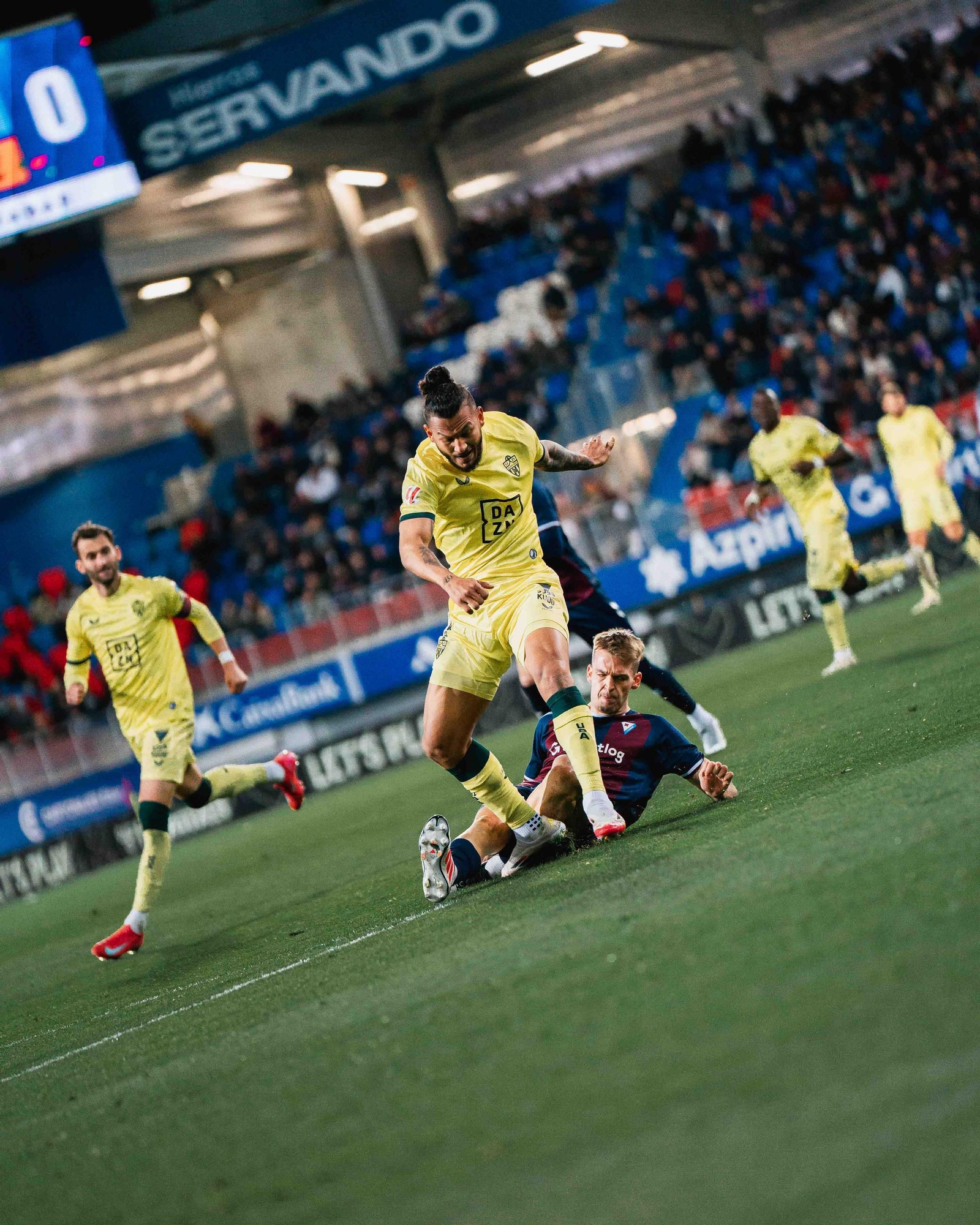 Luis Suárez disputa un balón con un rival durante el choque contra el Eibar en Ipurúa.
